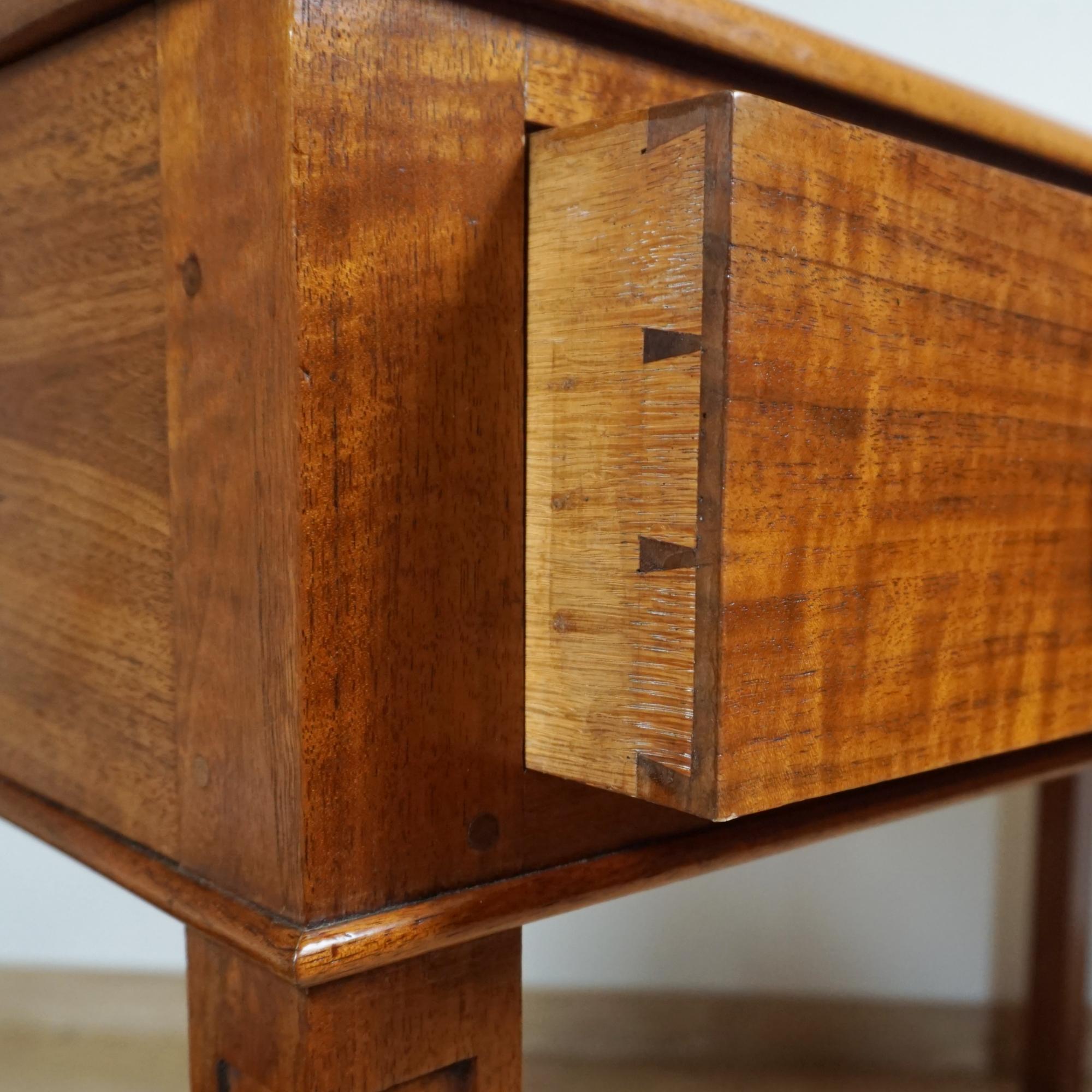 Tavolo da scrivania/console in noce australiano Art Deco di Betty Joel in vendita 3