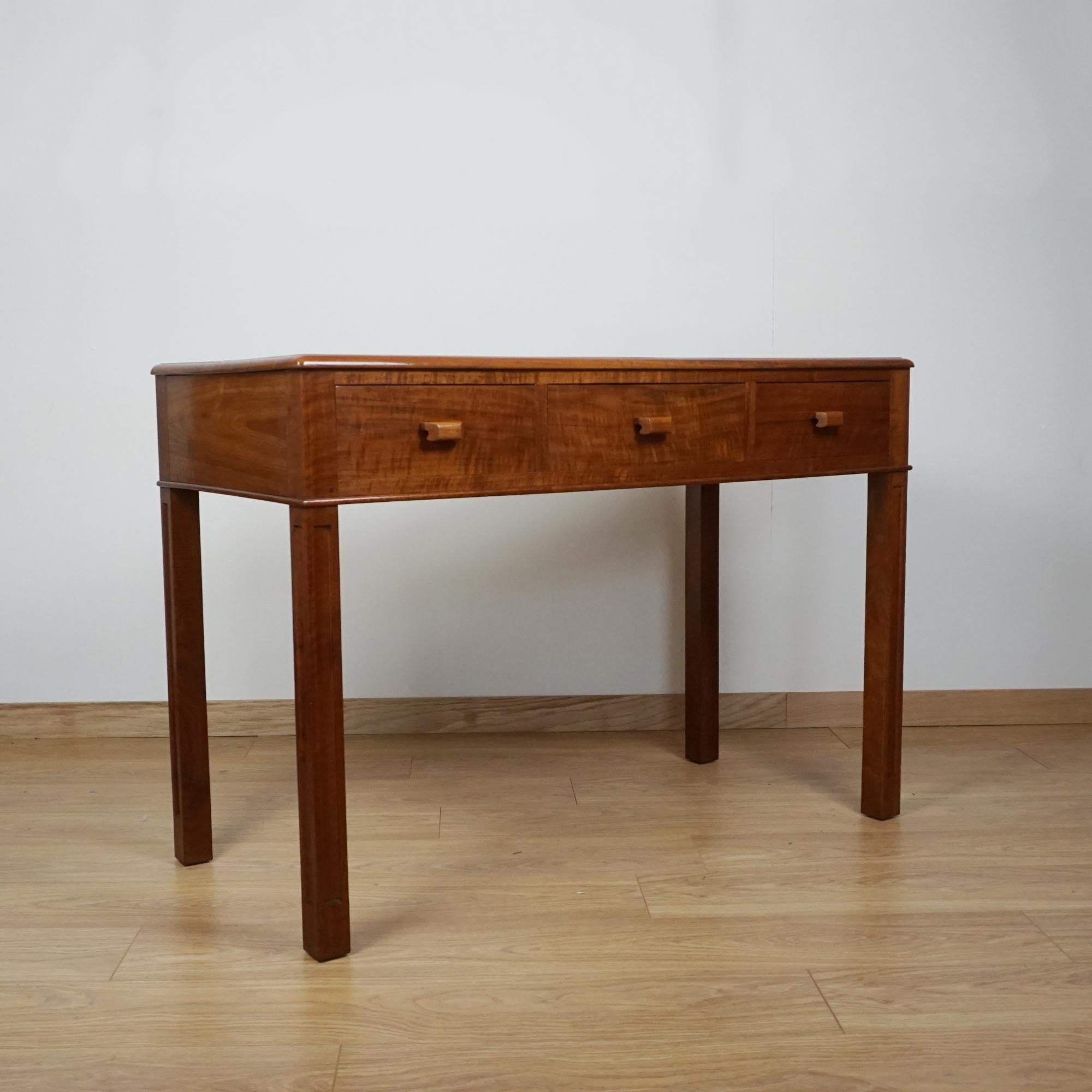 Una consolle/scrivania Art Deco di Betty Joel. In noce australiano con tre cassetti superiori con maniglie originali in noce. Etichetta originale del produttore sul retro. Firmato e datato. 

Dimensioni: H. H. 81,5 cm L. 116 cm P. 53,5 cm

Origine:
