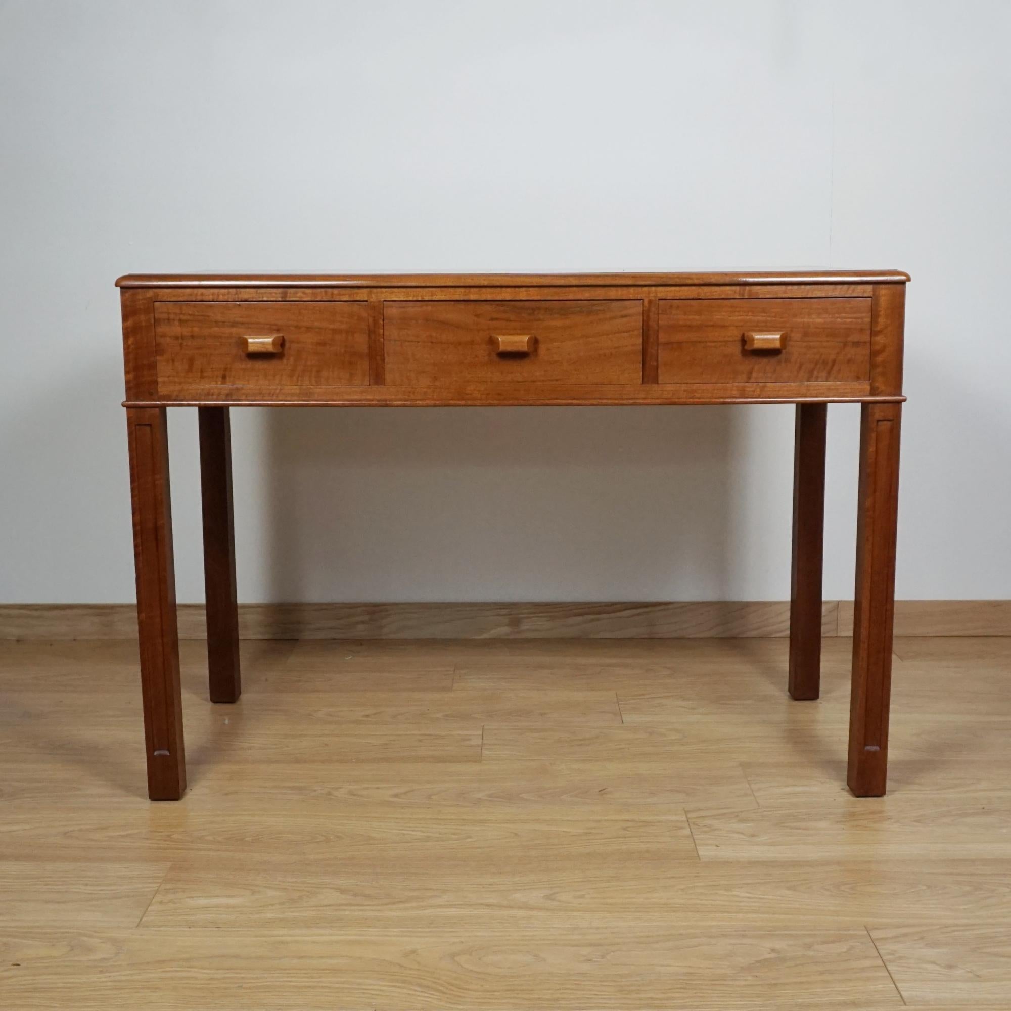 Tavolo da scrivania/console in noce australiano Art Deco di Betty Joel In condizioni buone in vendita a Forest Row, East Sussex