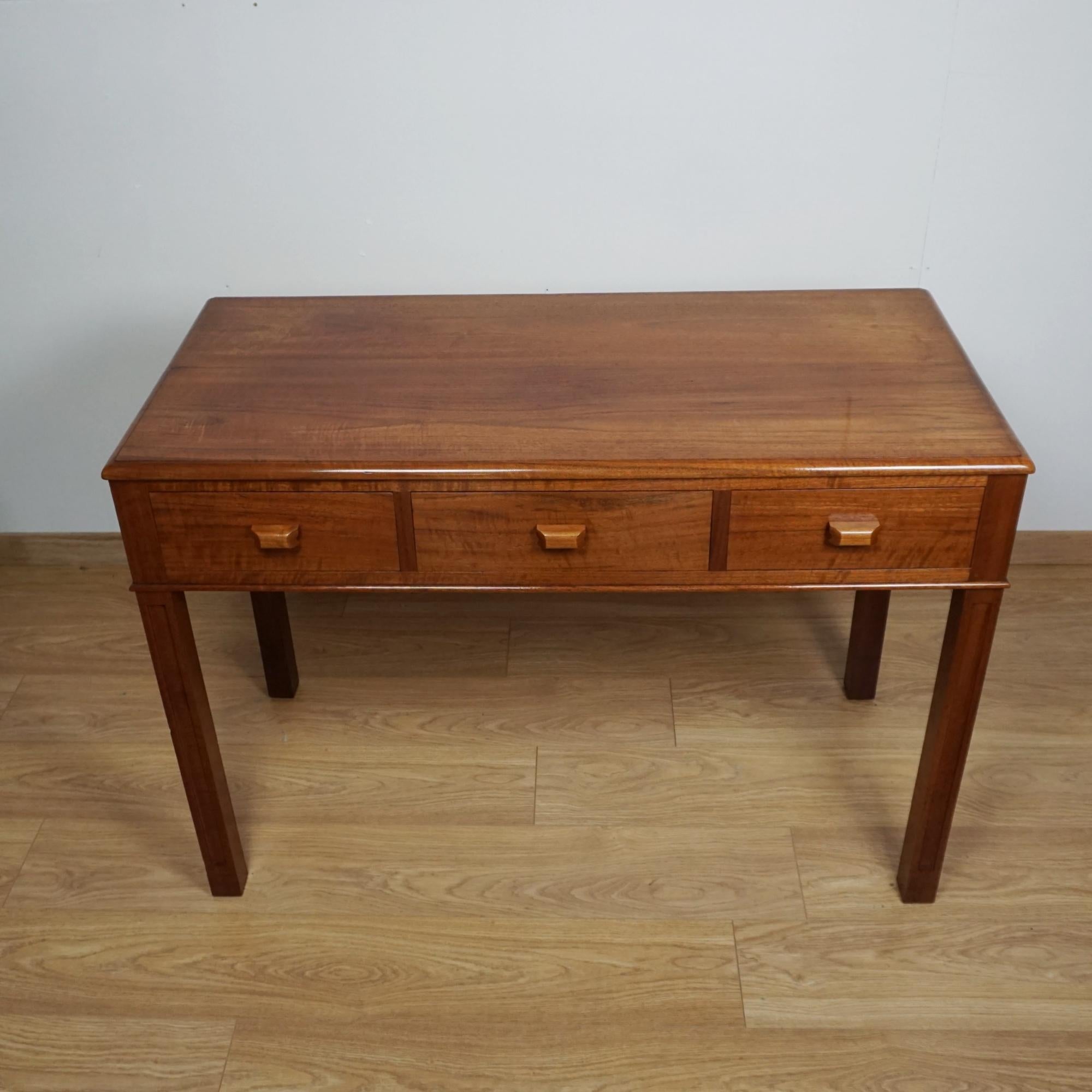 XX secolo Tavolo da scrivania/console in noce australiano Art Deco di Betty Joel in vendita