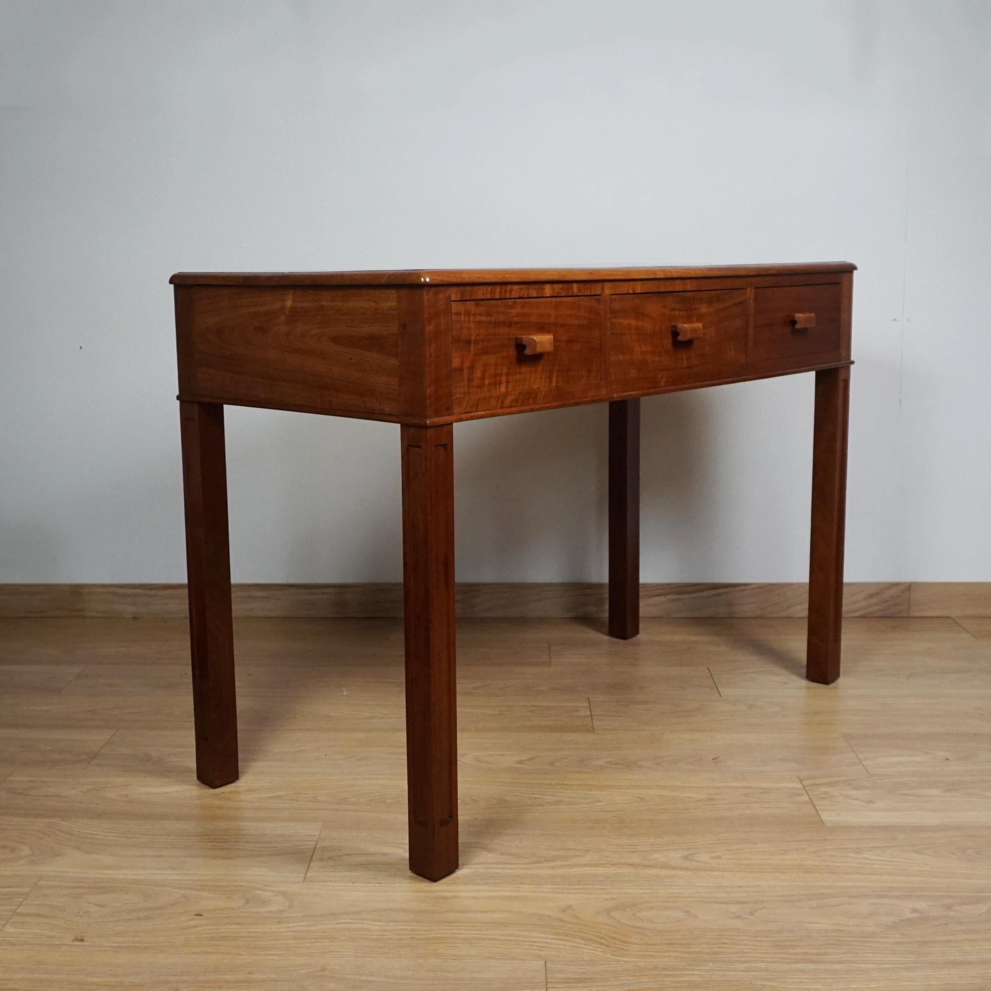 Noce Tavolo da scrivania/console in noce australiano Art Deco di Betty Joel in vendita