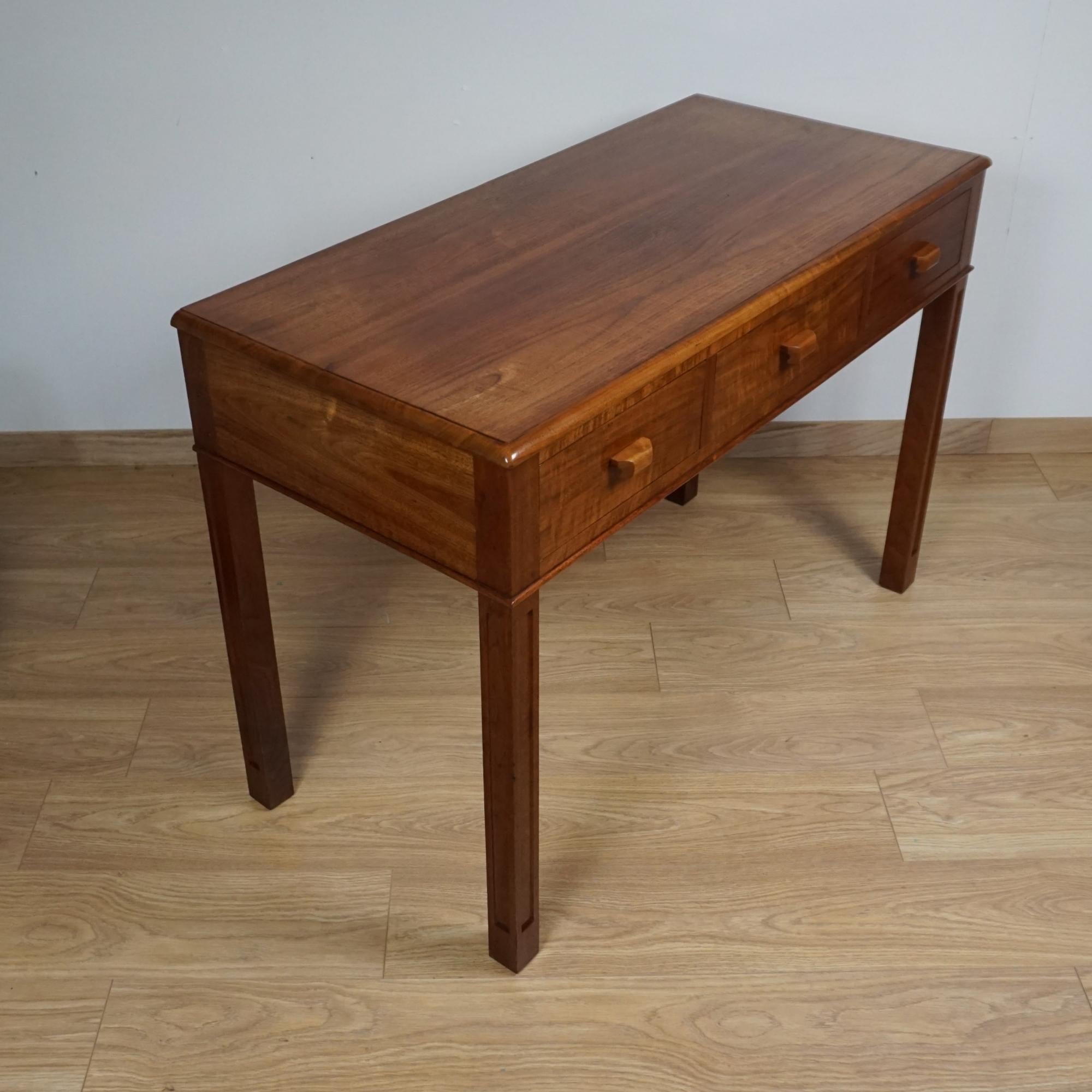 Tavolo da scrivania/console in noce australiano Art Deco di Betty Joel in vendita 1