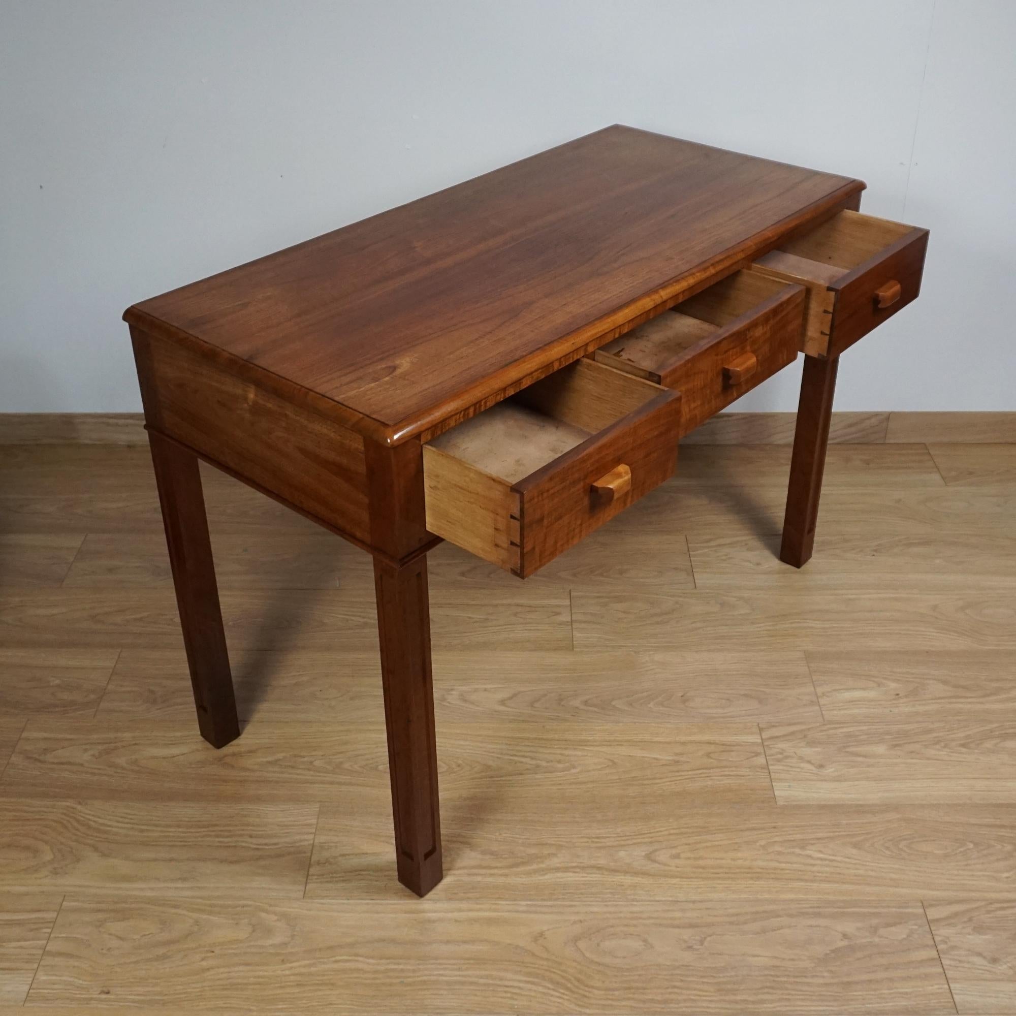 Tavolo da scrivania/console in noce australiano Art Deco di Betty Joel in vendita 2