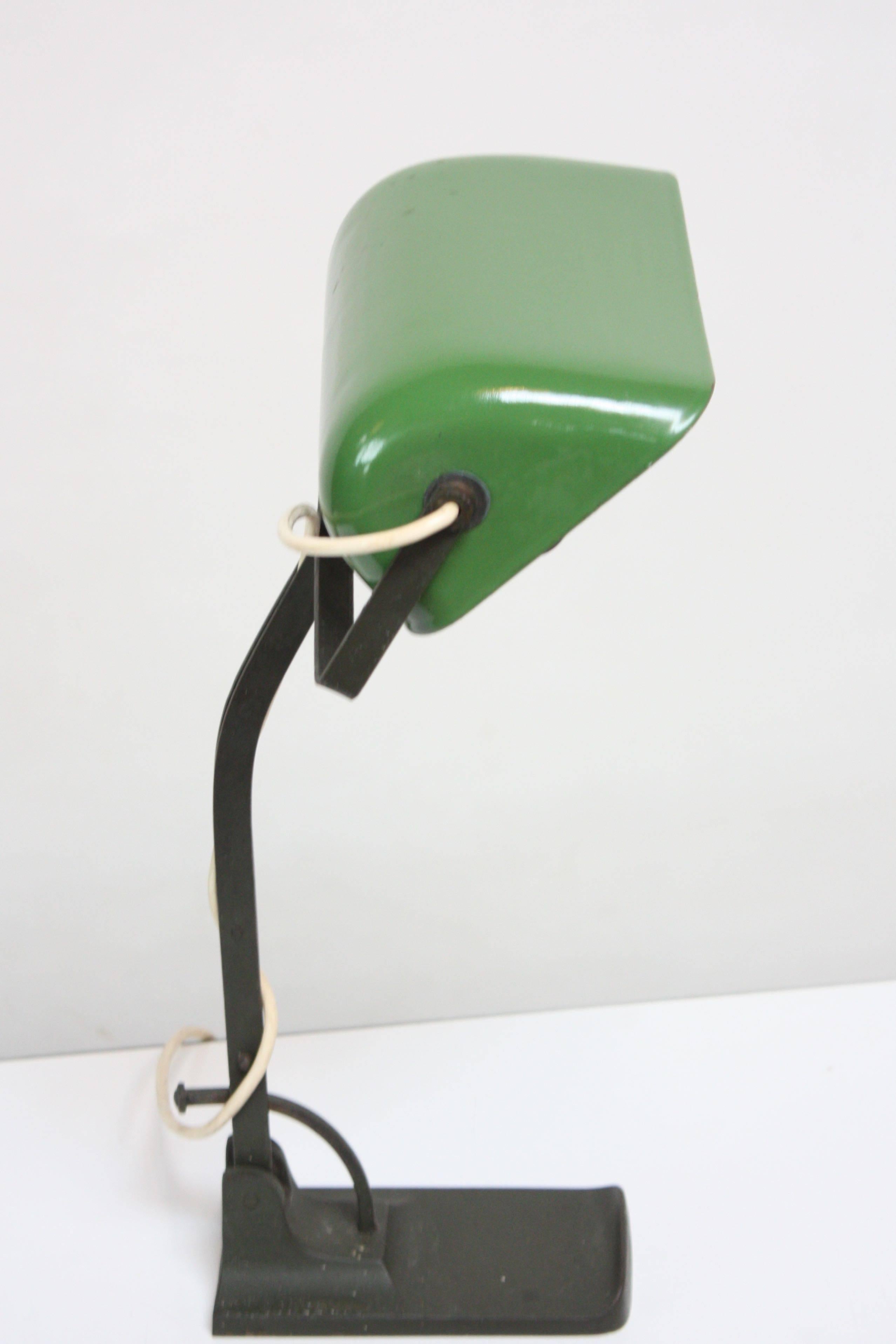 Moulage Lampe de banquier autrichienne Art déco par Astral en vente