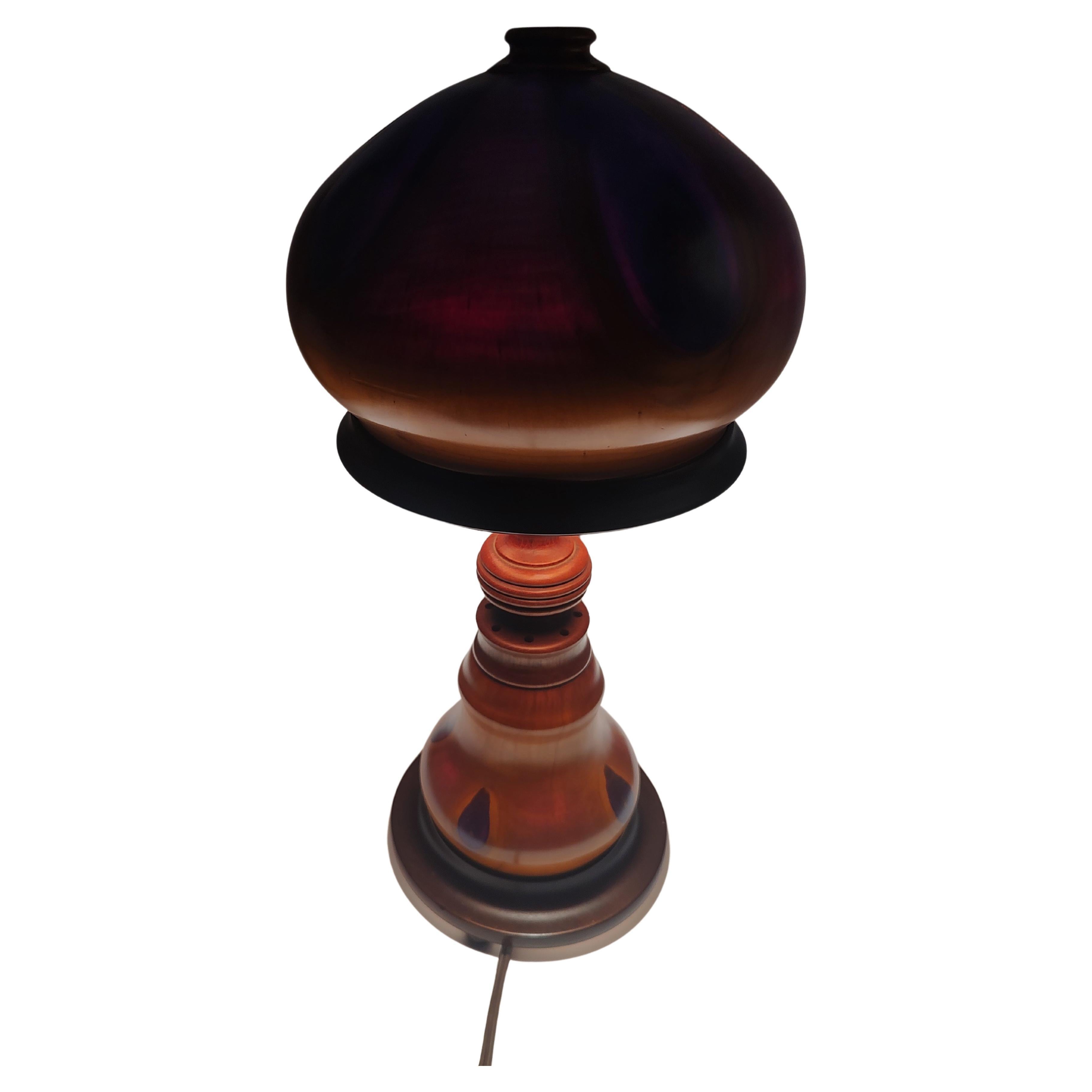 Fabelhafte handgeschnitzte exotische Tischlampe aus Holz (Bee & Schirm) aus der österreichischen Art Deco Ära. Schirm und Basis leuchten beide und erzeugen mit den ausgehöhlten Teilen einen violett-blau-roten Regenbogen.
Die Lampe ist eine