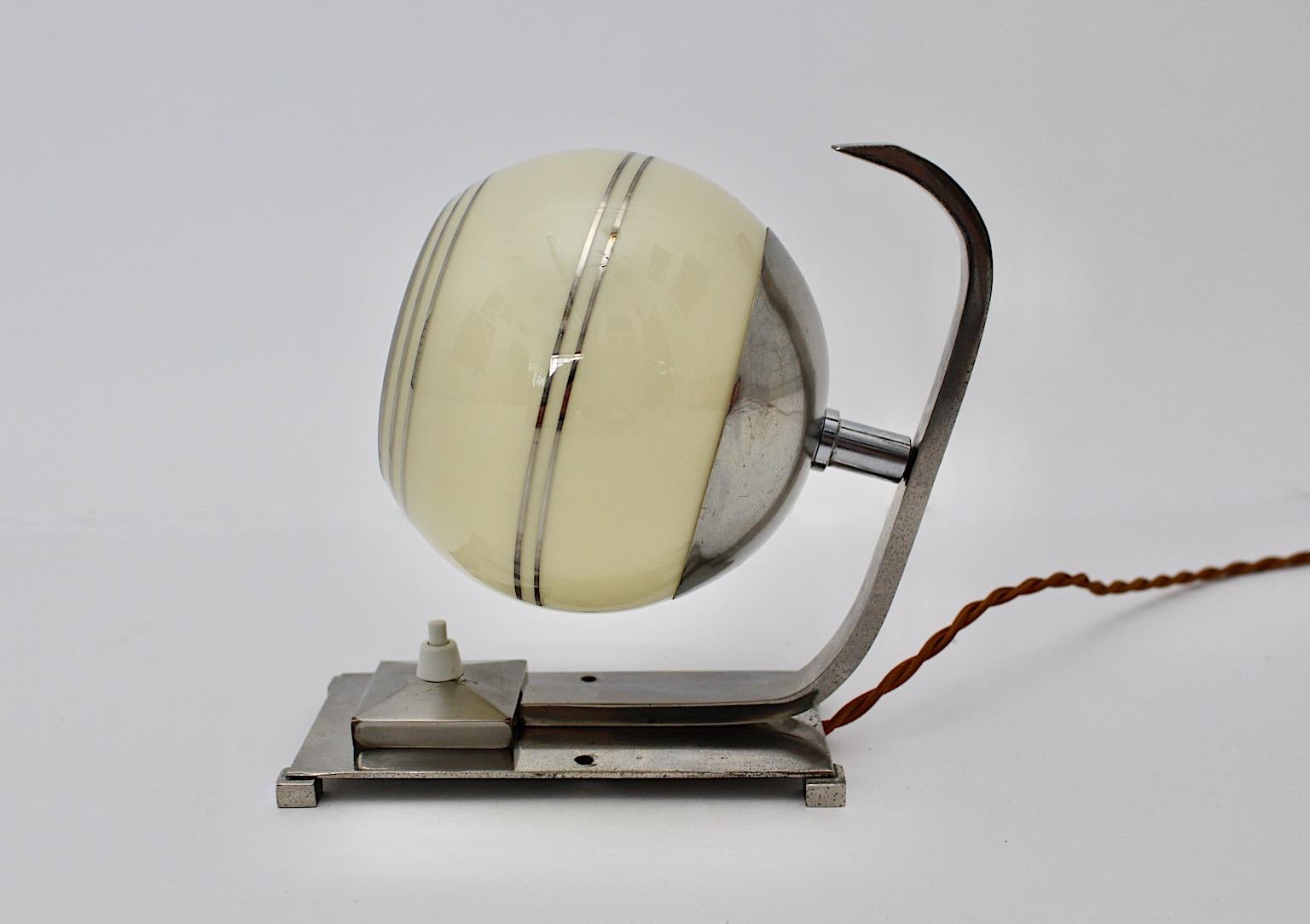 Art Decó Auténtica Lámpara de Mesa Lámpara de Sobremesa de Latón Niquelado Cristal circa 1925 Austria en Bueno estado para la venta en Vienna, AT