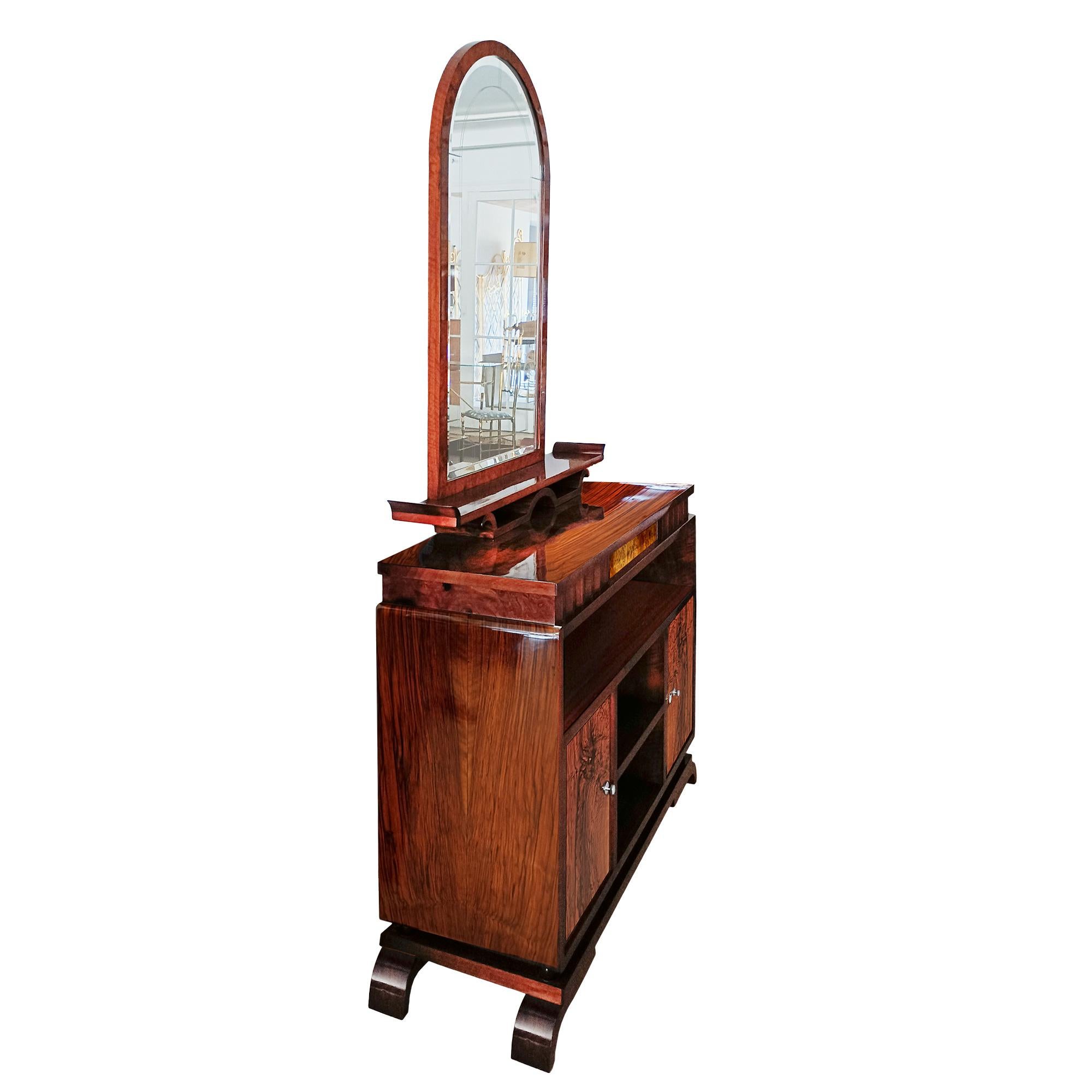 Art Deco auxiliary or entrance unit with walnut and burr walnut veneers, consisting in a cabinet with two doors (one concealing a mini-bar), topped by an engraved bevelled mirror with a burr walnut frame, resting on a stylised shelf. Nickel-plated