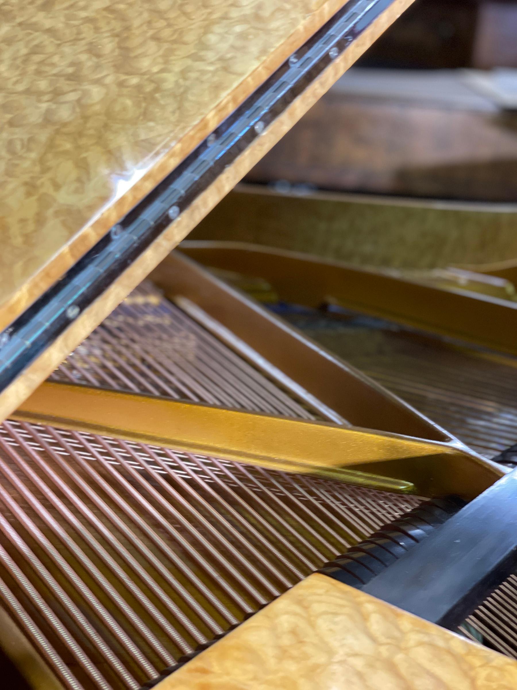Art Deco Baby Grand Piano 1920ties, Shell Maple Gold Bench Modernism Art Case In Excellent Condition For Sale In Ettlingen, DE