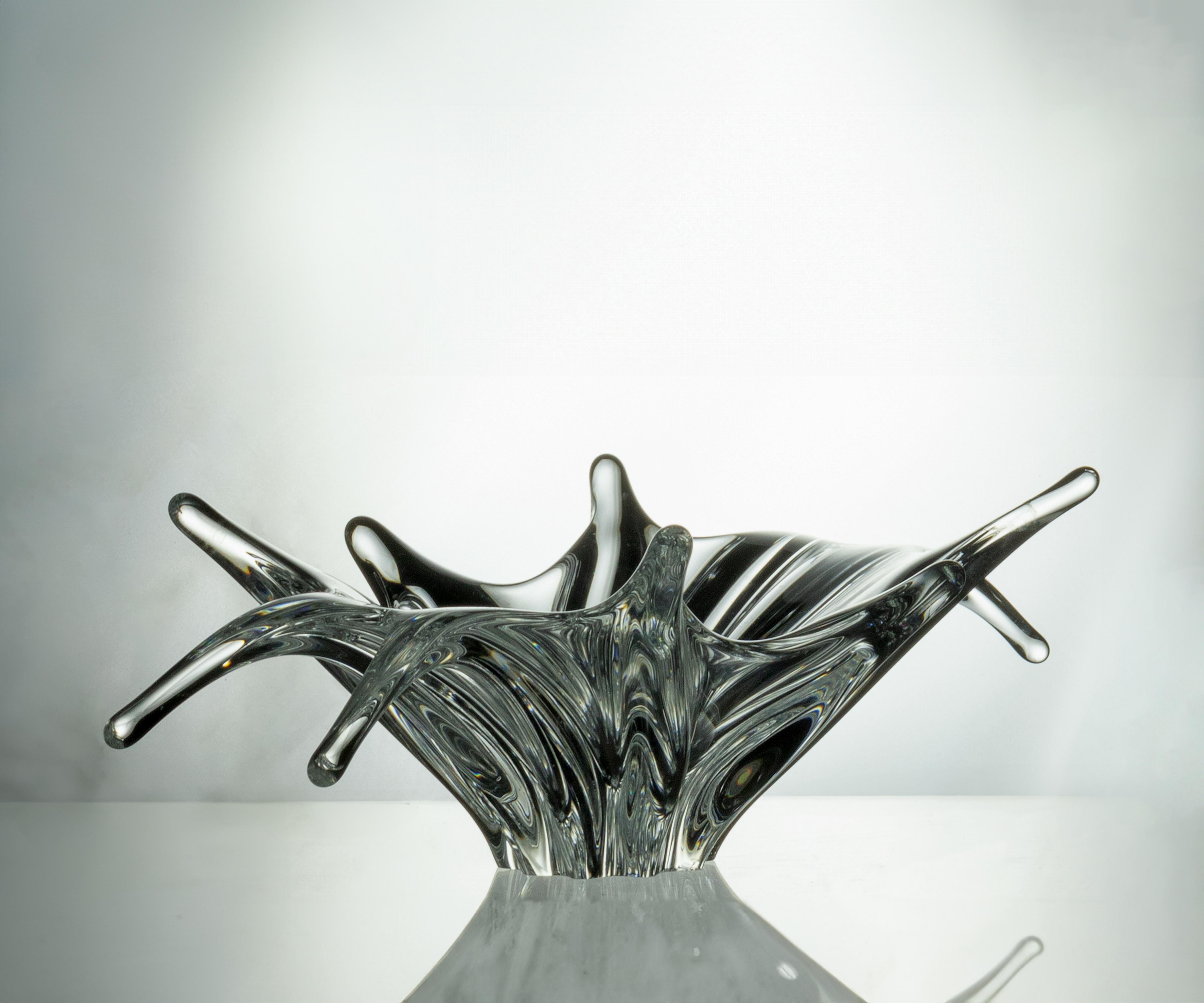 Questa fruttiera in cristallo soffiato a mano Art Decor di Baccarat è un tributo alla lavorazione del vetro francese ed è pensata per essere sia un centro tavola che una ciotola decorativa.
Il centrotavola è realizzato in cristallo traslucido di