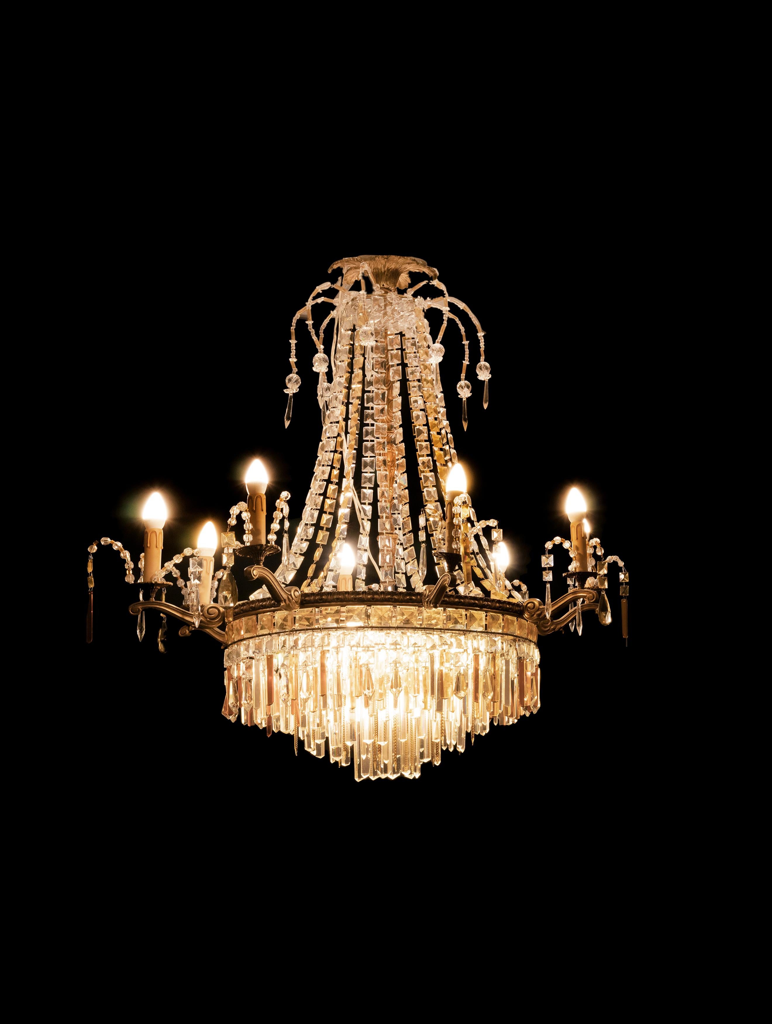 Lustre Art Déco de style Baccarat à 8 bras et 13 lampes : 8 lampes, 4 petites lampes centrales et 1 centrale.

Le cadre en métal doré est lourdement chargé de prismes et de chaînes en cristal de différentes tailles. 
Rare exemple du grand Art Déco.

