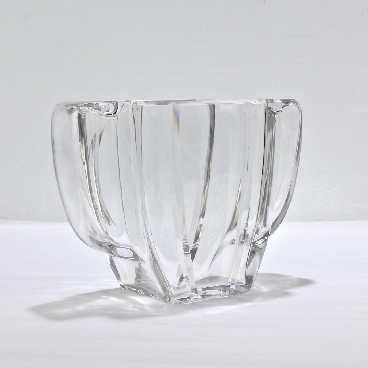 Art Deco Baccarat Vase mit zwei Griffen aus Glas oder Kristall (Französisch) im Angebot