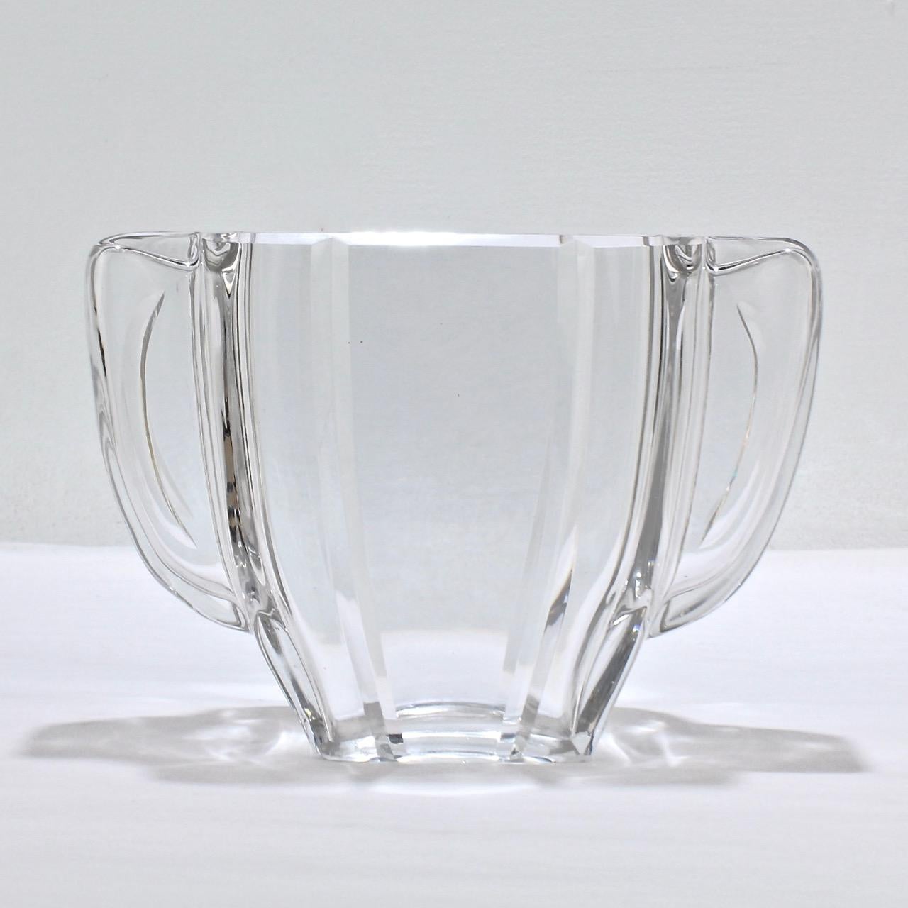 Vase Art Déco Baccarat à deux anses en verre ou en cristal Bon état - En vente à Philadelphia, PA