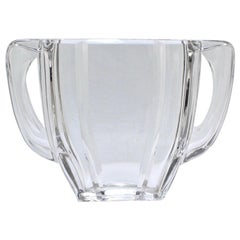 Art Deco Baccarat Vase mit zwei Griffen aus Glas oder Kristall