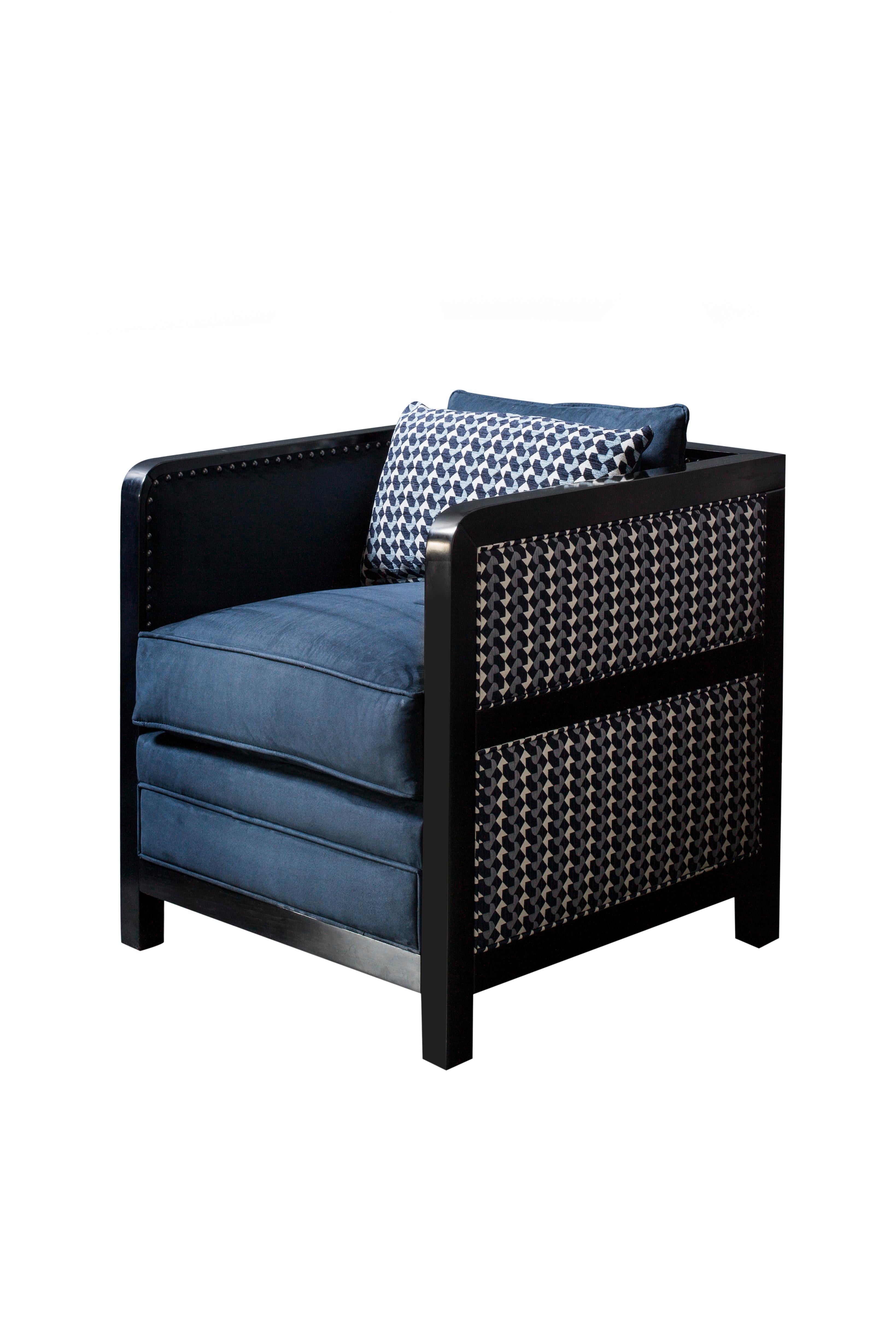 Der Sessel Bacco ist eine zeitgemäße Neuinterpretation des kultigen Kastenstuhls, der sich hervorragend für die Lounge eignet.

Der dekonstruierte Sessel Boxy Bacco, der die Grenzen des Designs auslotet und mit verschiedenen Texturen und Oberflächen