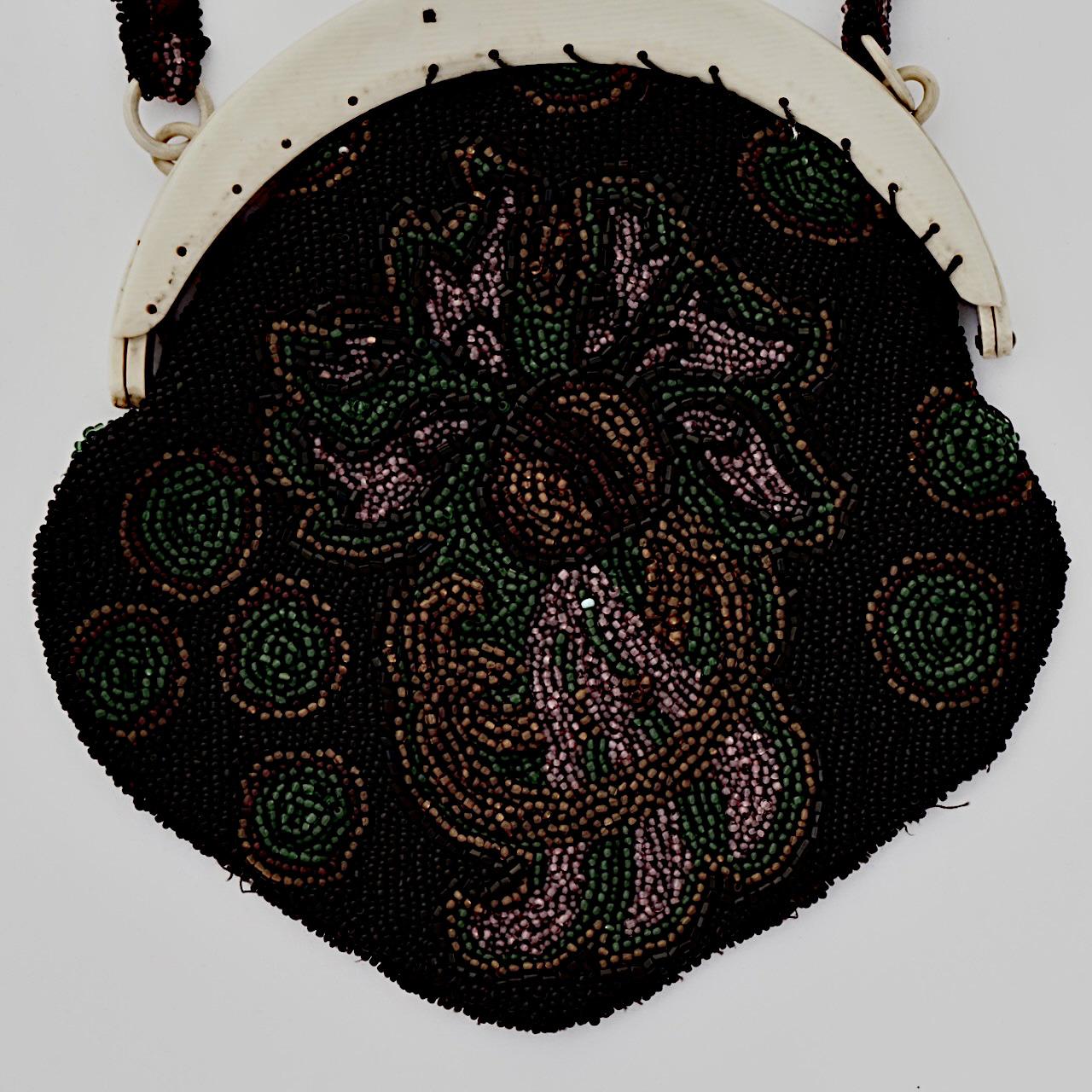 Hübsche Art-Déco-Tasche mit schwarzen, gelben, roten, grünen und malvenfarbenen Perlen und einem cremefarbenen Zelluloidrahmen. Maximale Breite 16 cm / 6,29 Zoll und Höhe 17 cm / 6,69 Zoll, mit einem Griff Drop von 13 cm / 5,1 Zoll. Die Tasche ist