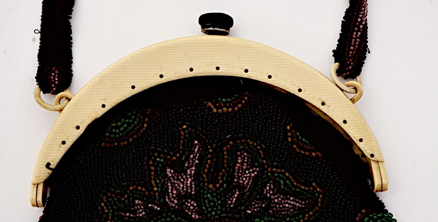 Art déco-Tasche im Art déco-Stil mit schwarzen, gelben, roten, grünen, Mauve-Perlen und cremefarbenen Celluloidrahmen im Angebot 1