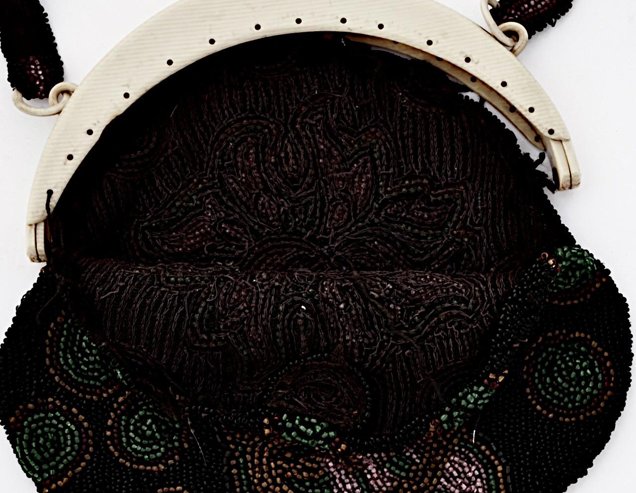 Art déco-Tasche im Art déco-Stil mit schwarzen, gelben, roten, grünen, Mauve-Perlen und cremefarbenen Celluloidrahmen im Angebot 2