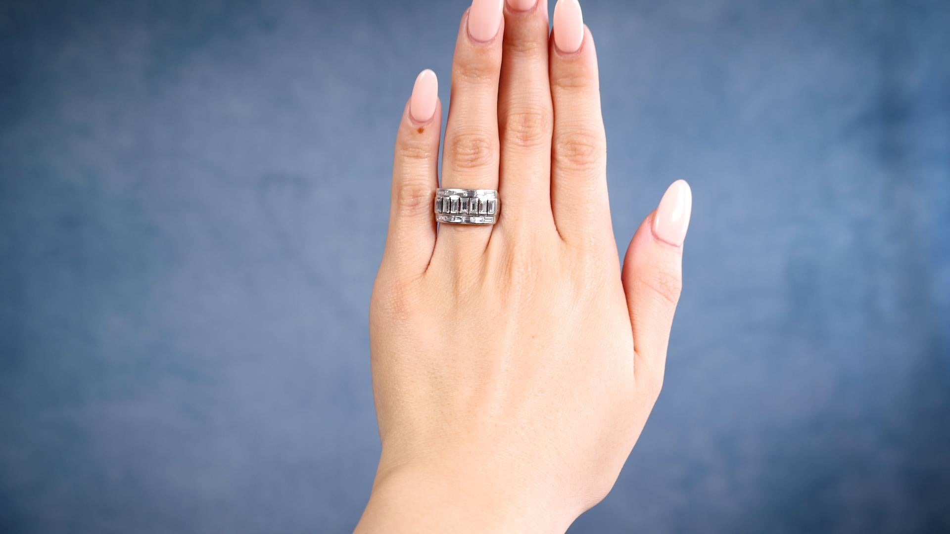 Ein Art Deco Baguetteschliff Diamant Platin Ring. Mit 19 Diamanten im Baguetteschliff mit einem Gesamtgewicht von ca. 1,50 Karat, farblos, Reinheit VS. Gefertigt aus Platin mit Reinheitszeichen. Um 1930. Der Ring hat die Größe 3 ¾ und kann in der