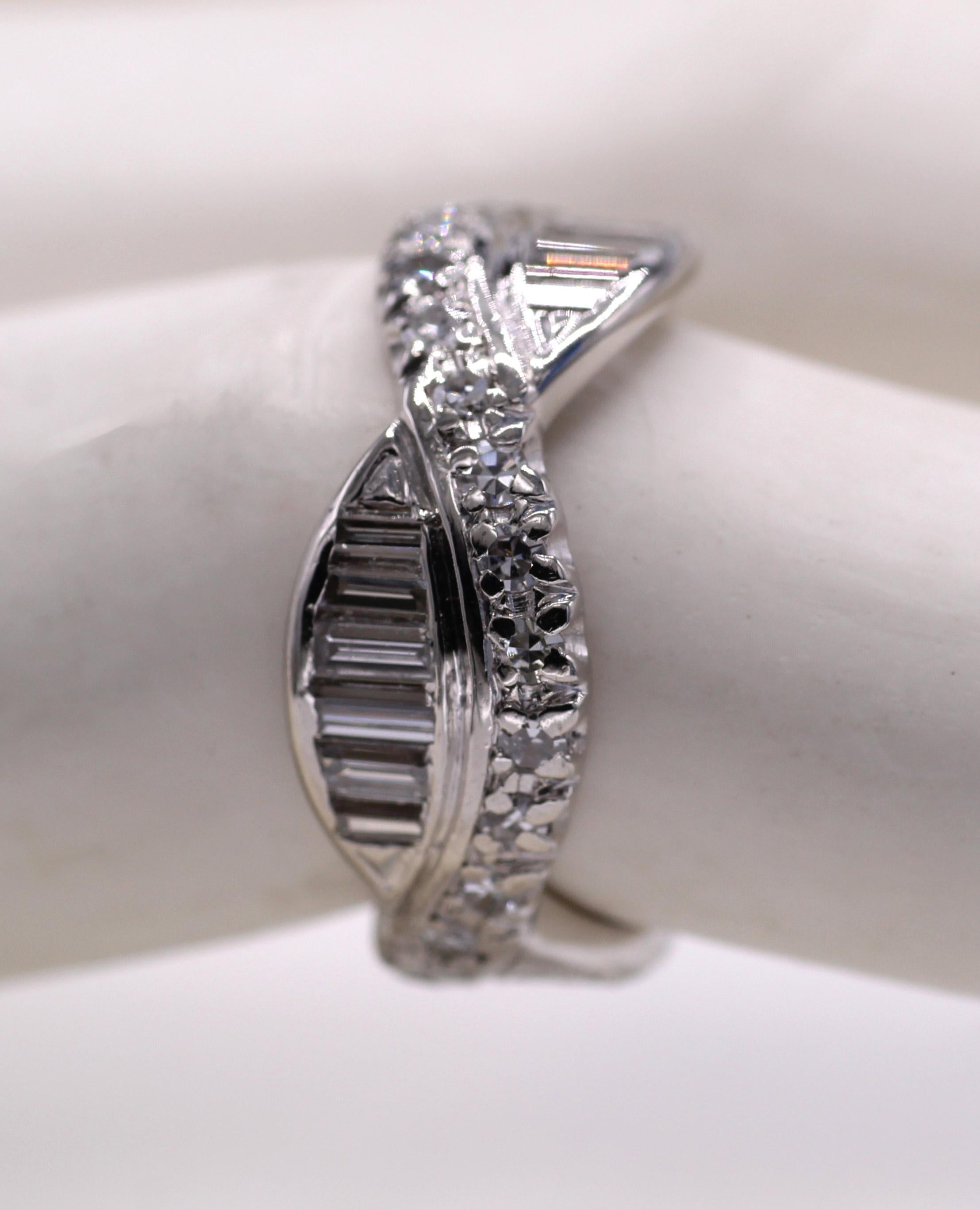 Taille mixte Anneau d'éternité Art déco en platine avec diamants ronds et baguettes en vente