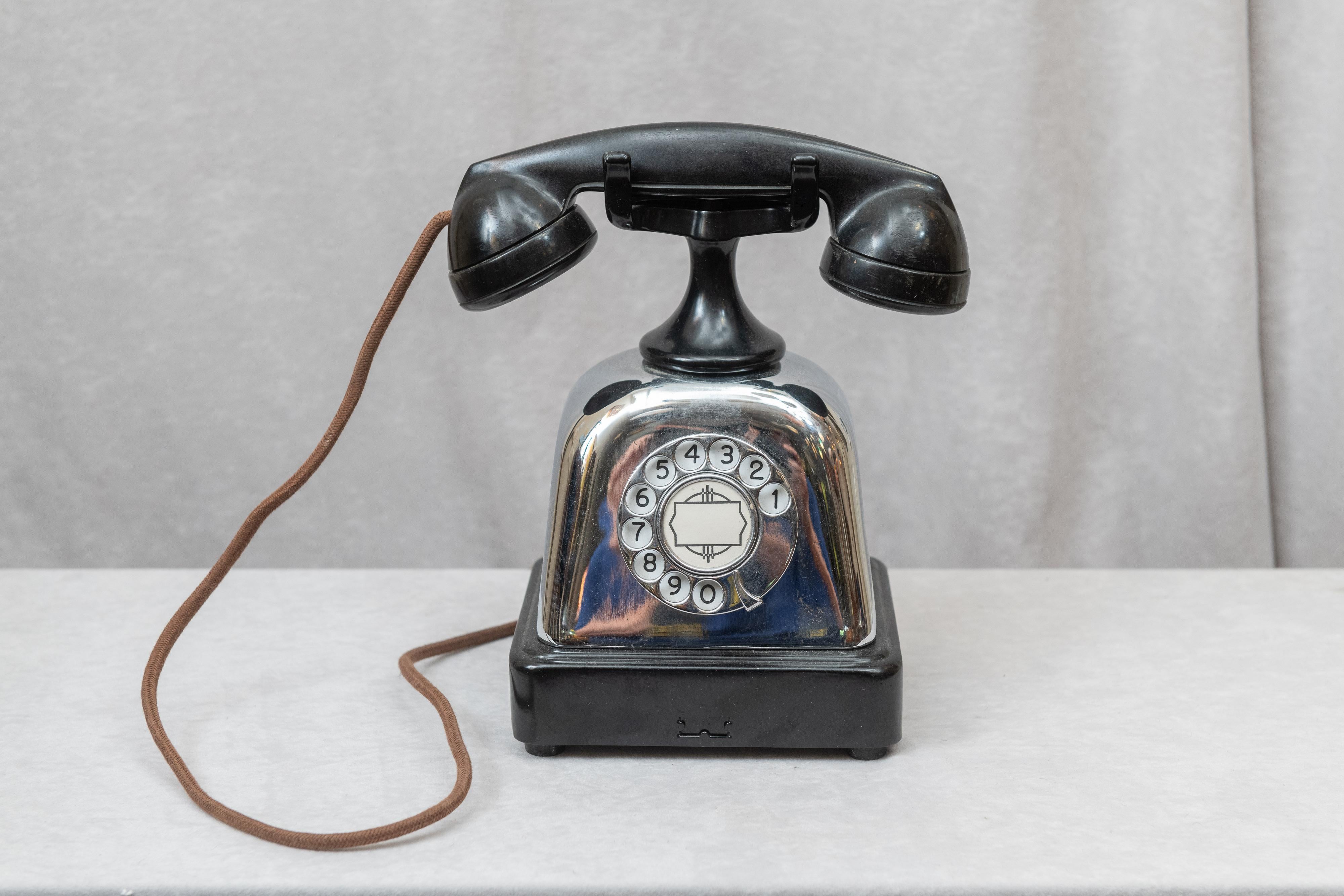 Art Deco Bakelite and Chrome Telephone In Good Condition In Petaluma, CA