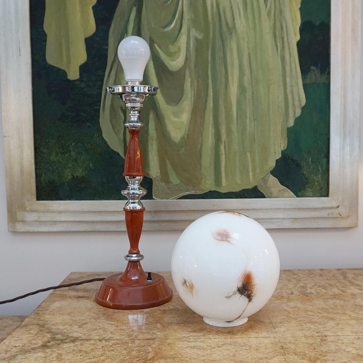 Art Deco Bakelite and Feathered Glass Table Lamp For Sale 4