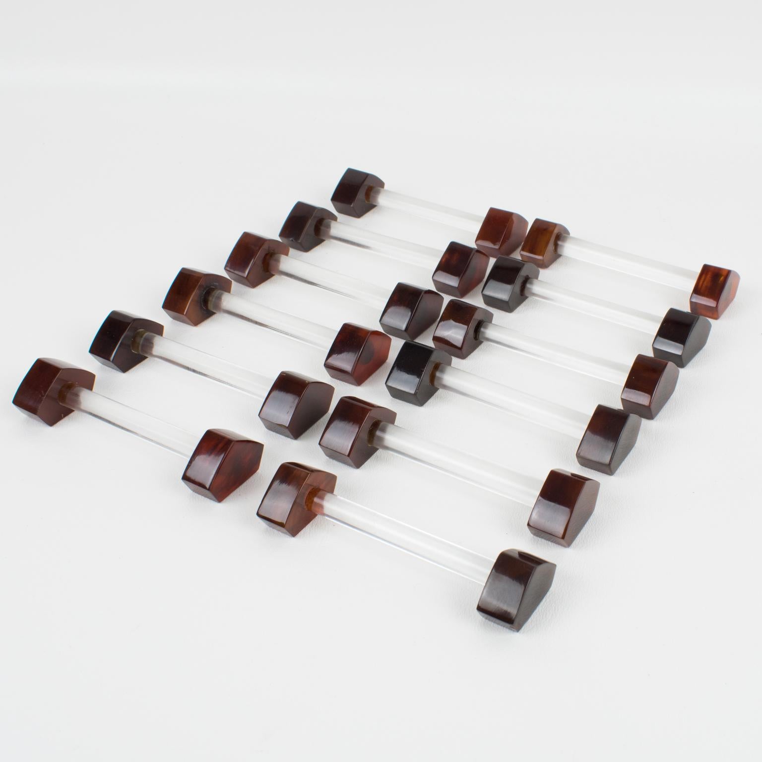 Este elegante juego Art Déco de doce cuchillos o reposa-palillos de baquelita se fabricó en Francia en la década de 1930. La forma modernista tiene una larga varilla de cristal y soportes laterales geométricos de baquelita de mármol rojo té ámbar.