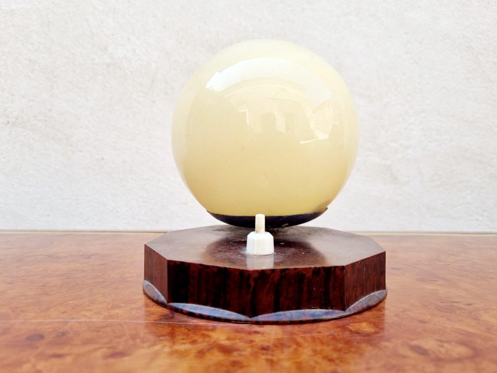 Cette magnifique lampe de table/de chevet a été fabriquée dans les années 30 en Autriche.
Design/One classique.
Elle possède une base en bakélite et un abat-jour globe beige. Parfait pour tous les espaces de la maison.
La lampe est en parfait état