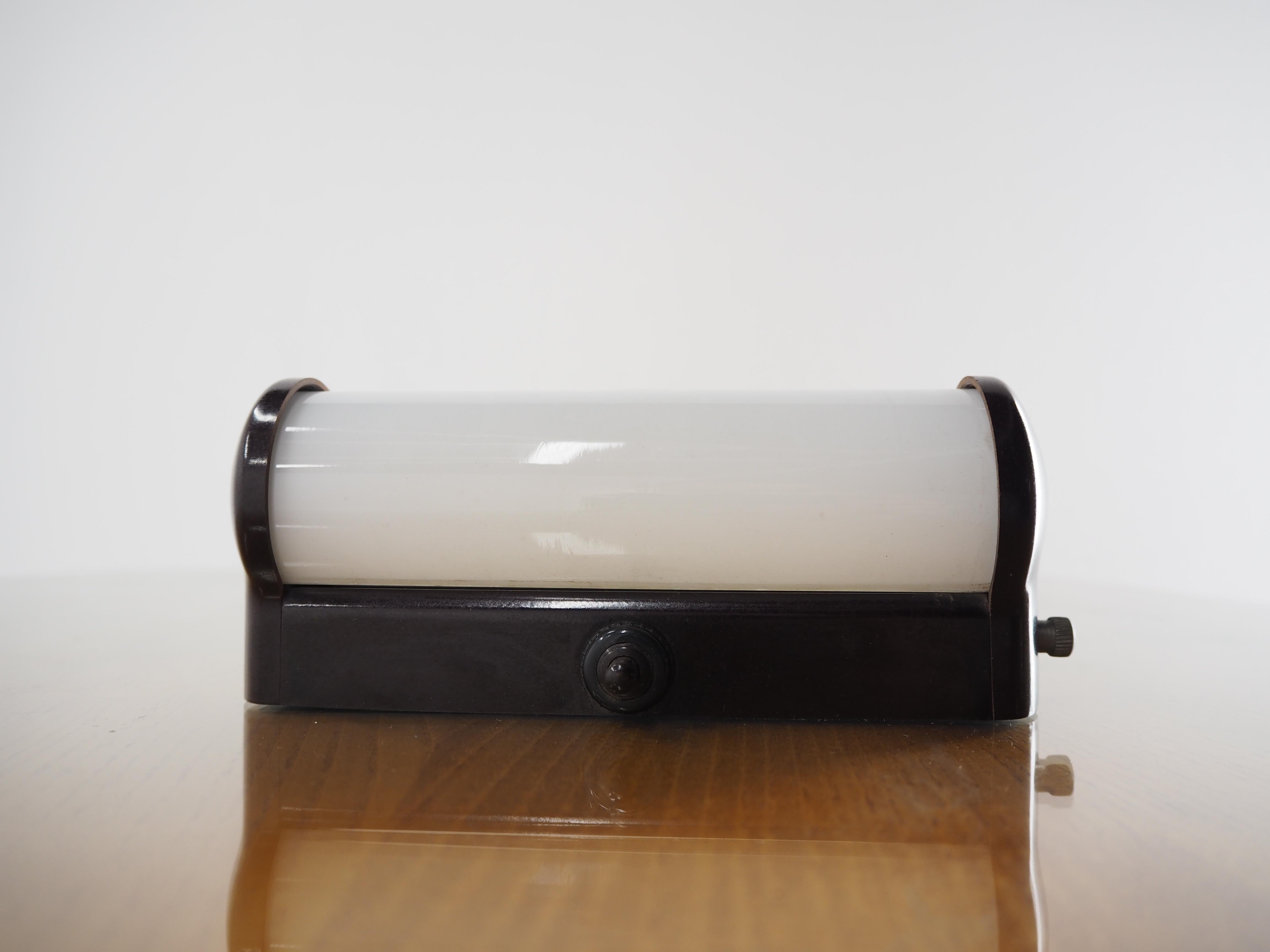 - In good original condition
- Fully functional
- Black Bakelite and Glass.