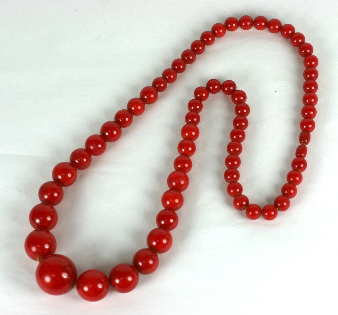 Art Deco Bakelit Perlen und Armband Set aus den 1930er Jahren. Die Halskette hat abgestufte Perlen mit einem einfachen, versteckten Drehverschluß. Das Armband ist mit 2 Strängen verdrahtet und mit Kristallrondellen verziert.
Es handelt sich um ein