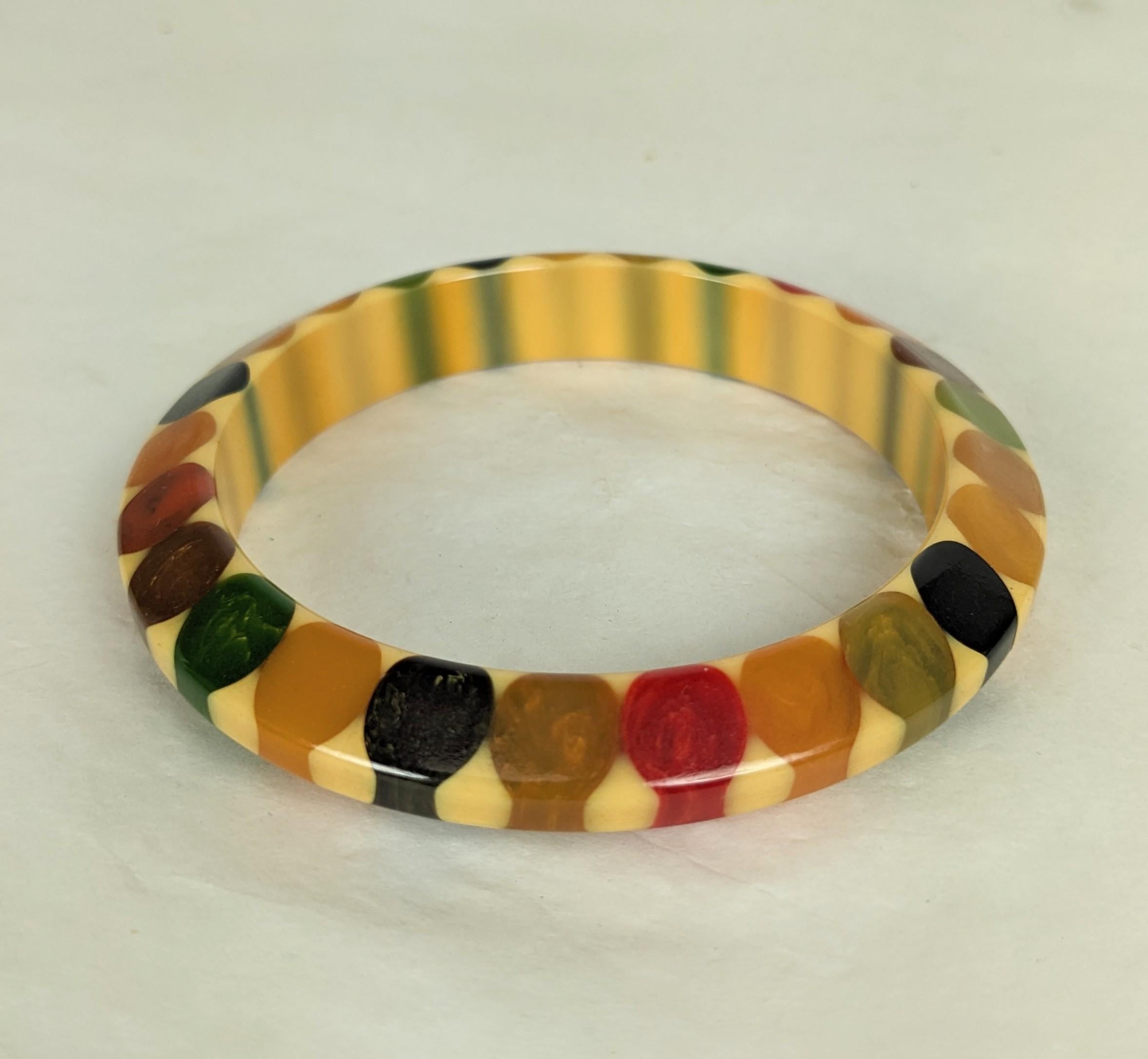 Rare bracelet nœud papillon en bakélite Art Déco des années 1930. Collectional moulé par injection de points multicolores sur une base crème par Bele Kogan de l'époque Art déco. Les tiges colorées forment un motif en forme de 