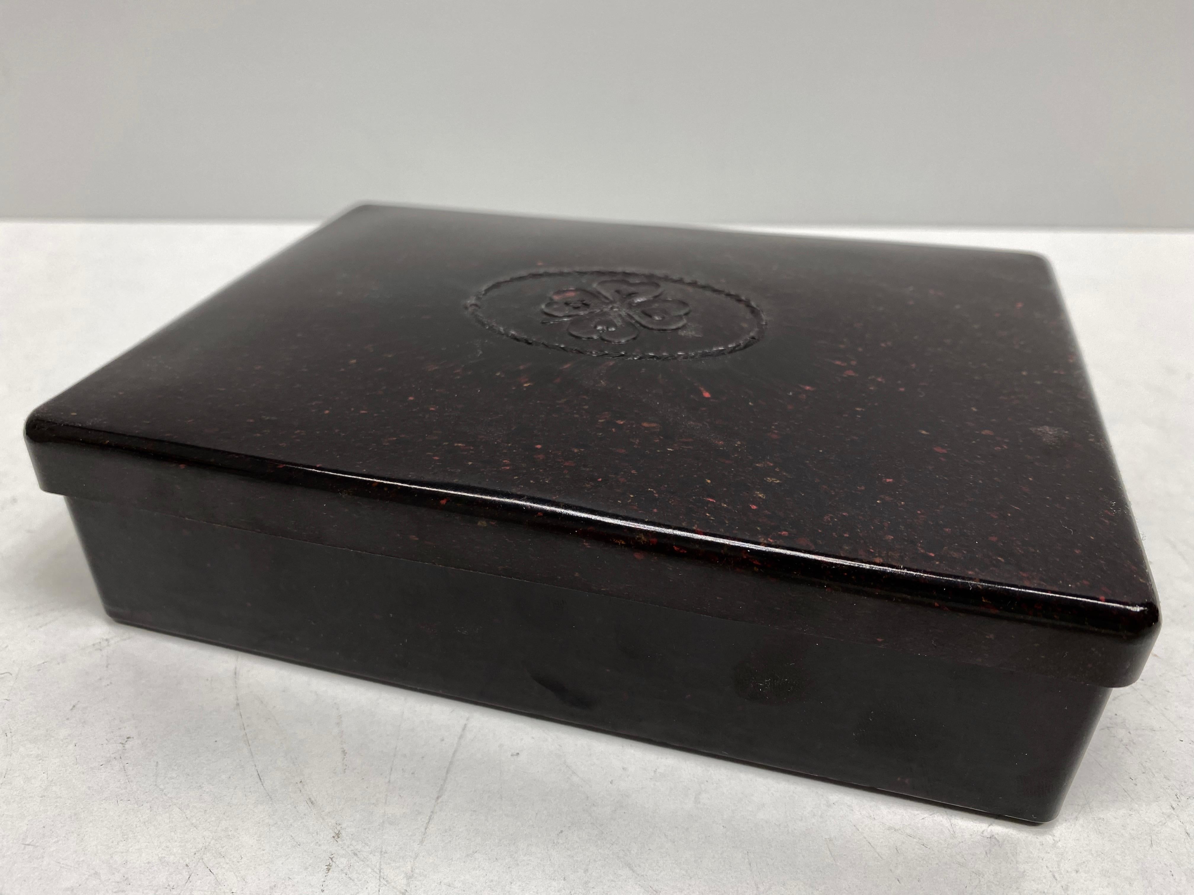 A gorgeous bakelite box with a playing card ornament on top of the lid. Think you can use it as a playing card box, cigarette box or a catch all. A nice addition to your Art Deco table.