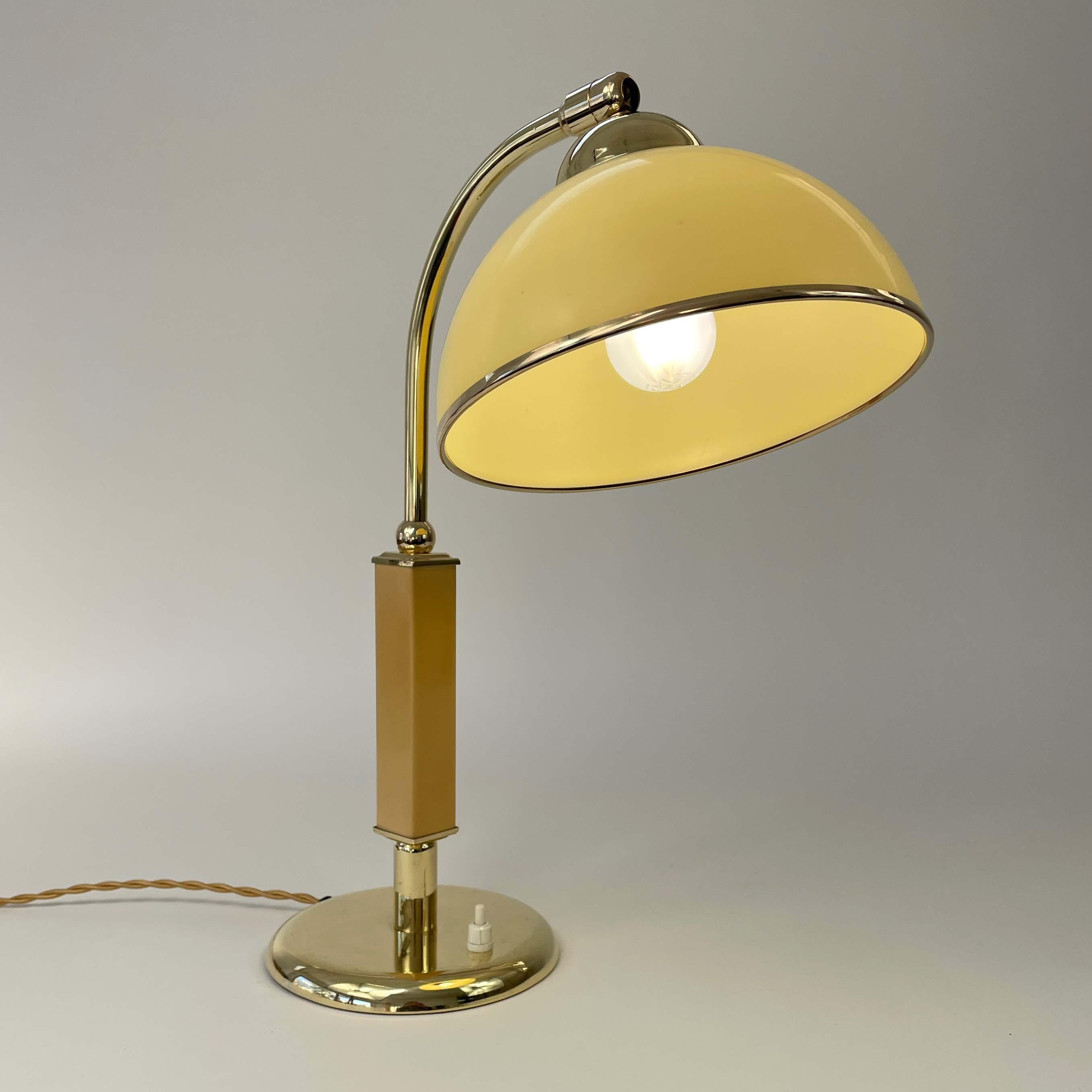 Lampe de bureau Art déco en bakélite et laiton, Allemagne, années 1930 en vente 5