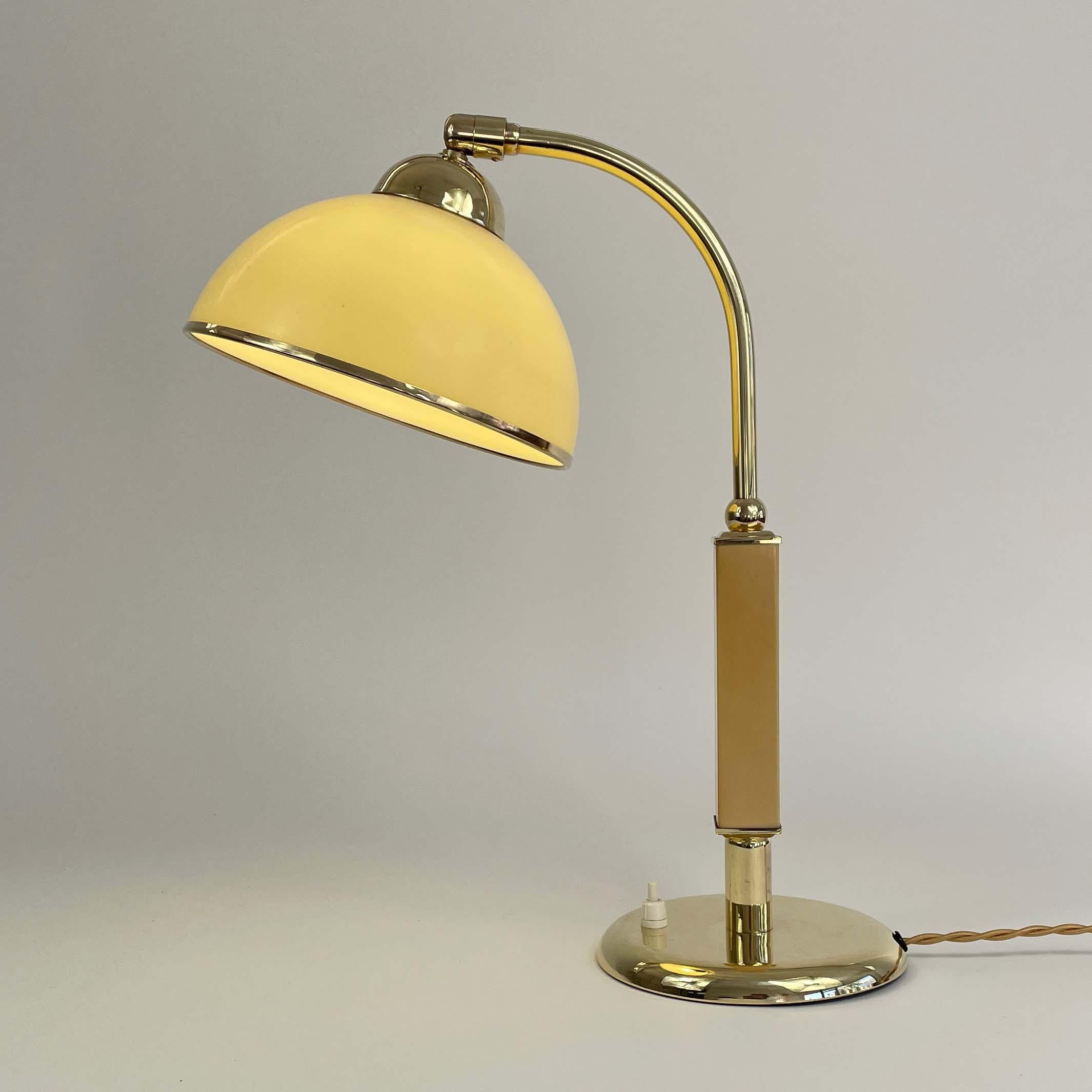 Lampe de bureau Art déco en bakélite et laiton, Allemagne, années 1930 en vente 6