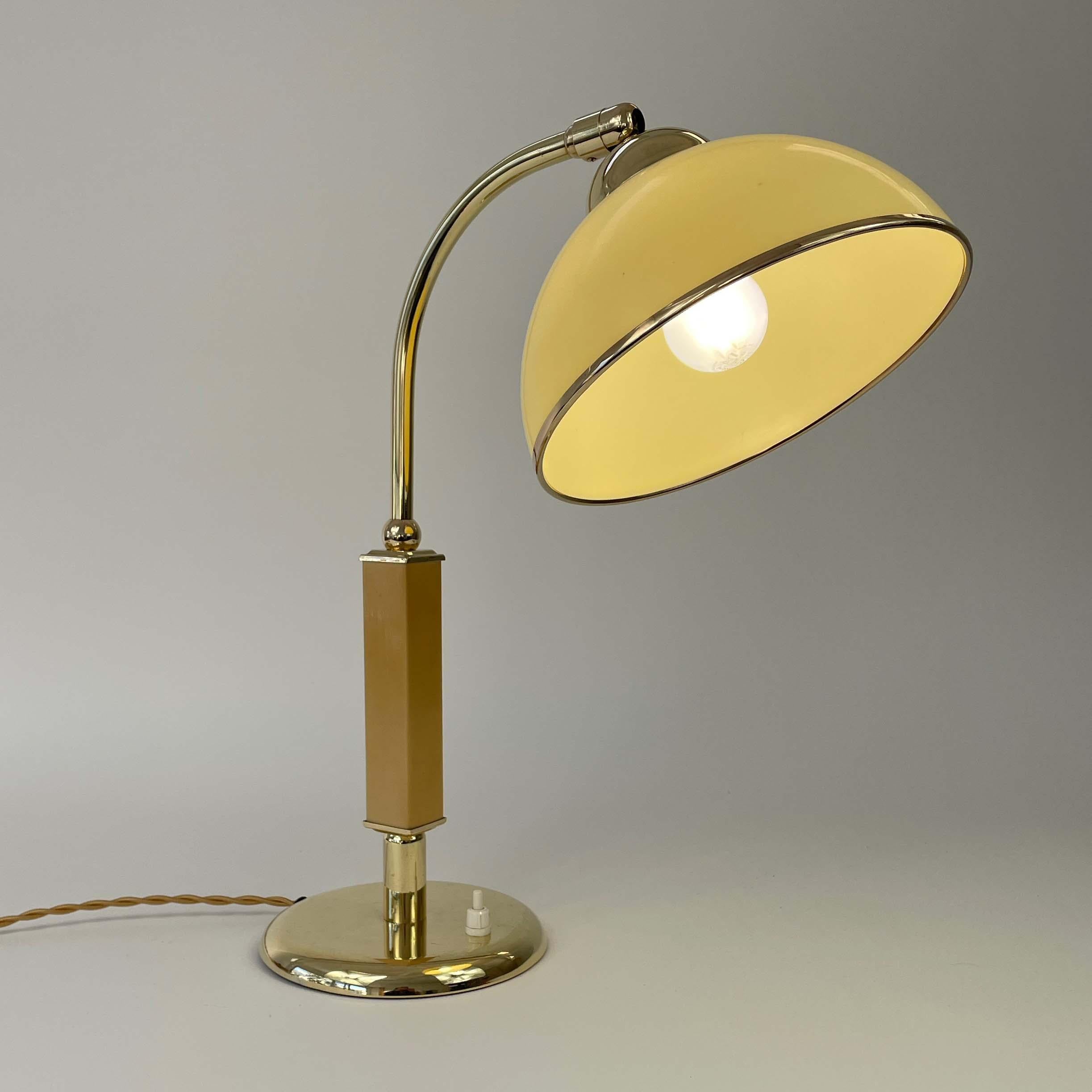 Lampe de bureau Art déco en bakélite et laiton, Allemagne, années 1930 en vente 7