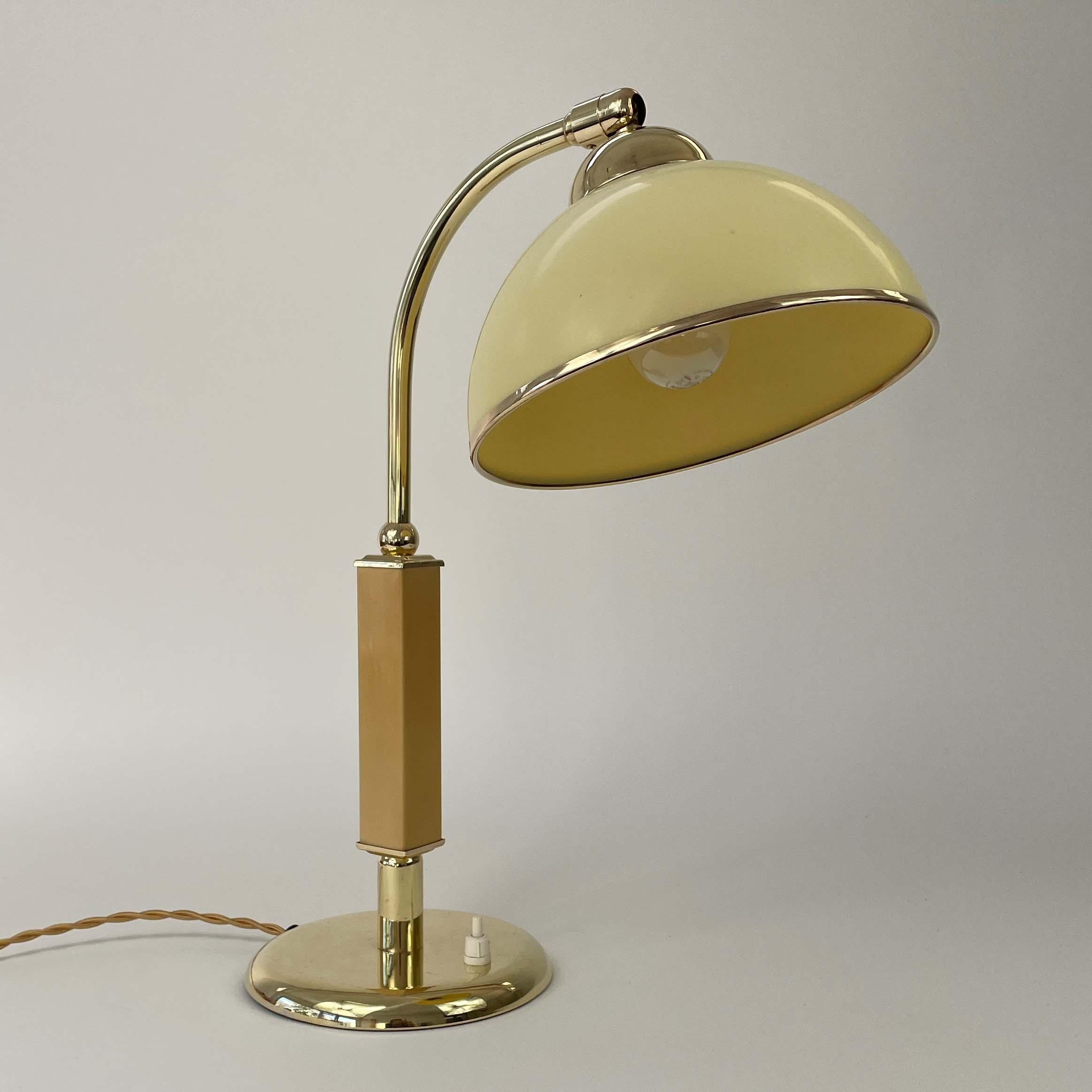 Lampe de bureau Art déco en bakélite et laiton, Allemagne, années 1930 en vente 8
