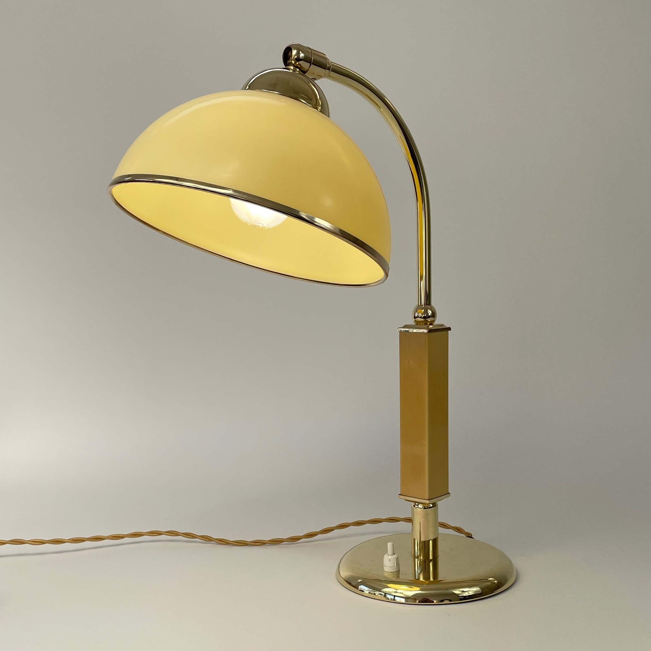 Art-Déco-Tischlampe aus Bakelit und Messing, Deutschland 1930er Jahre im Angebot 10