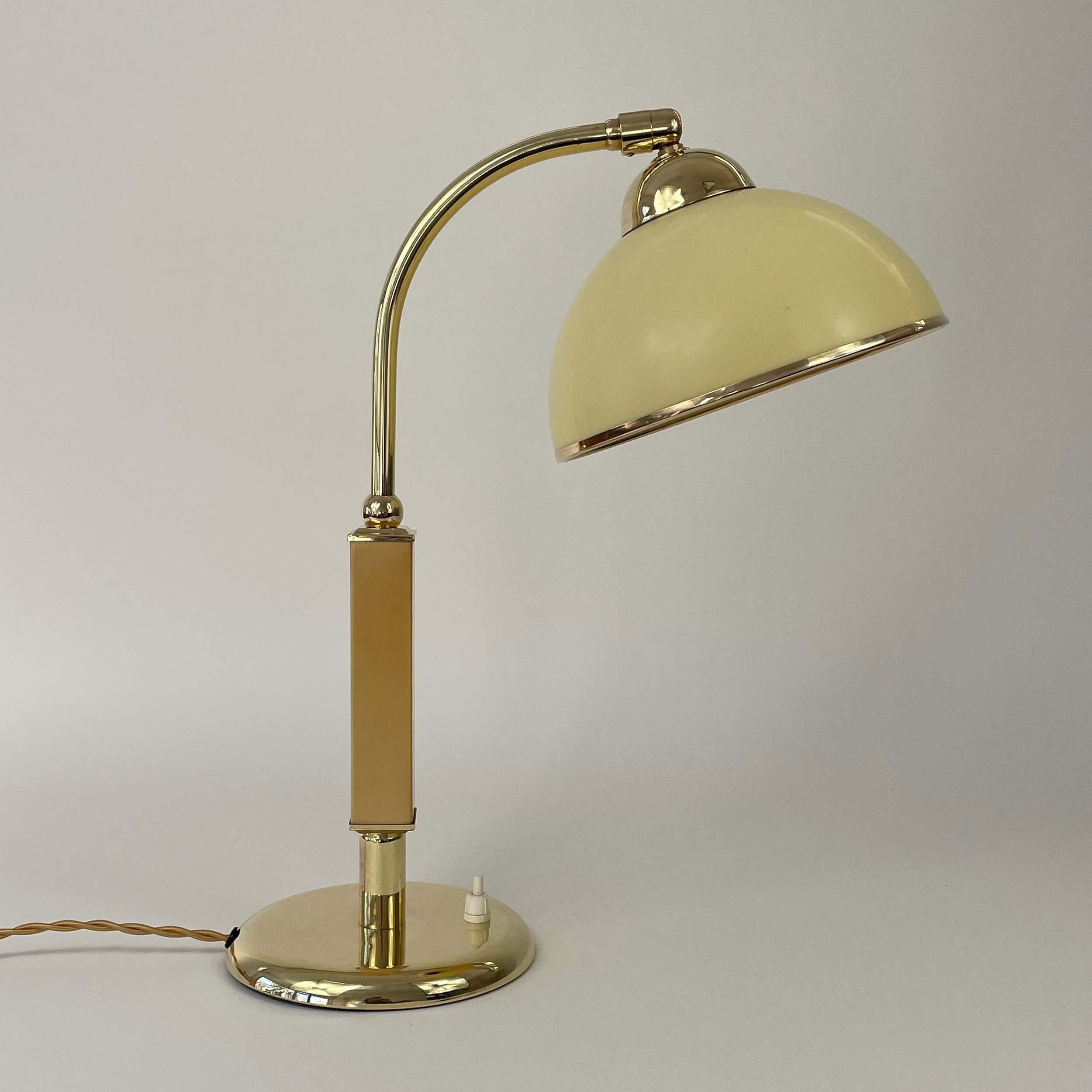 Allemand Lampe de bureau Art déco en bakélite et laiton, Allemagne, années 1930 en vente