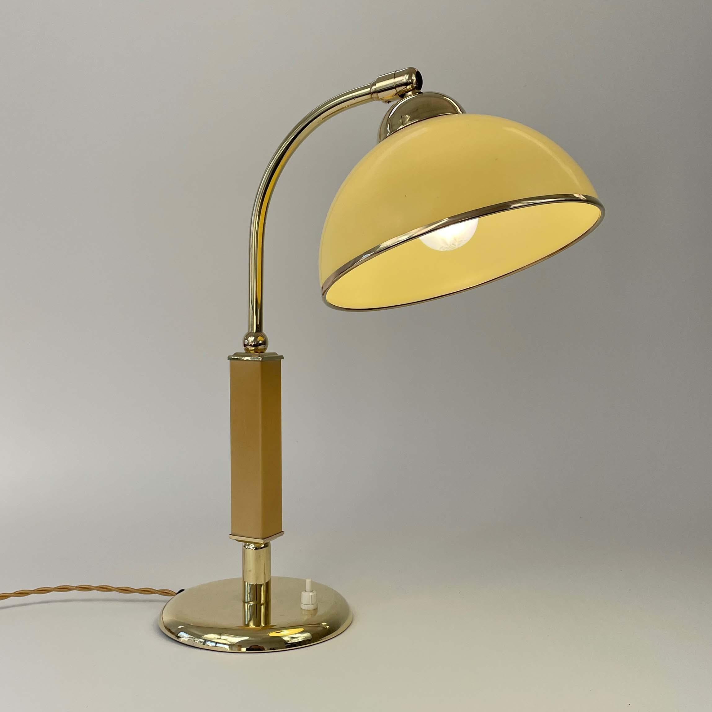 Milieu du XXe siècle Lampe de bureau Art déco en bakélite et laiton, Allemagne, années 1930 en vente
