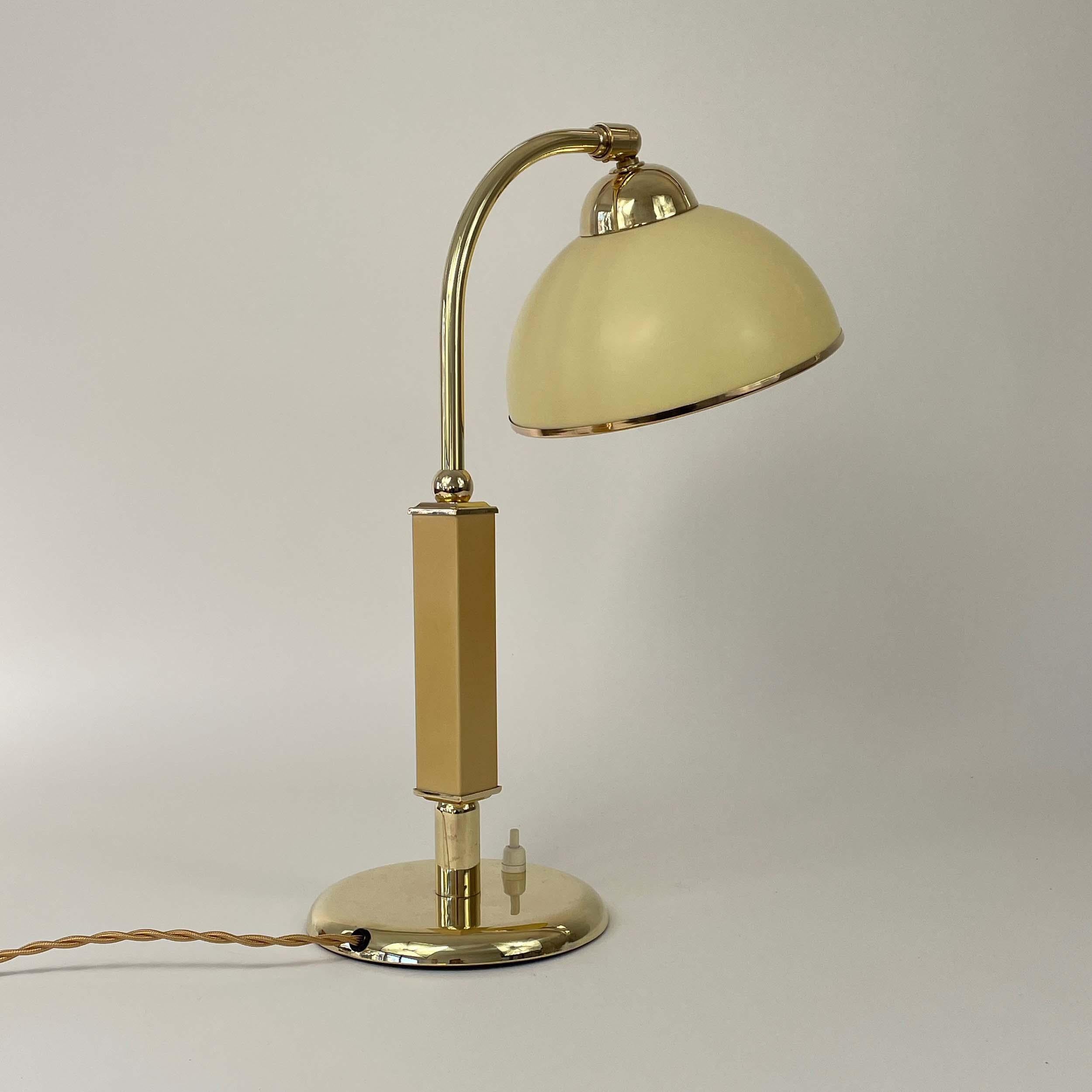 Art-Déco-Tischlampe aus Bakelit und Messing, Deutschland 1930er Jahre im Angebot 1