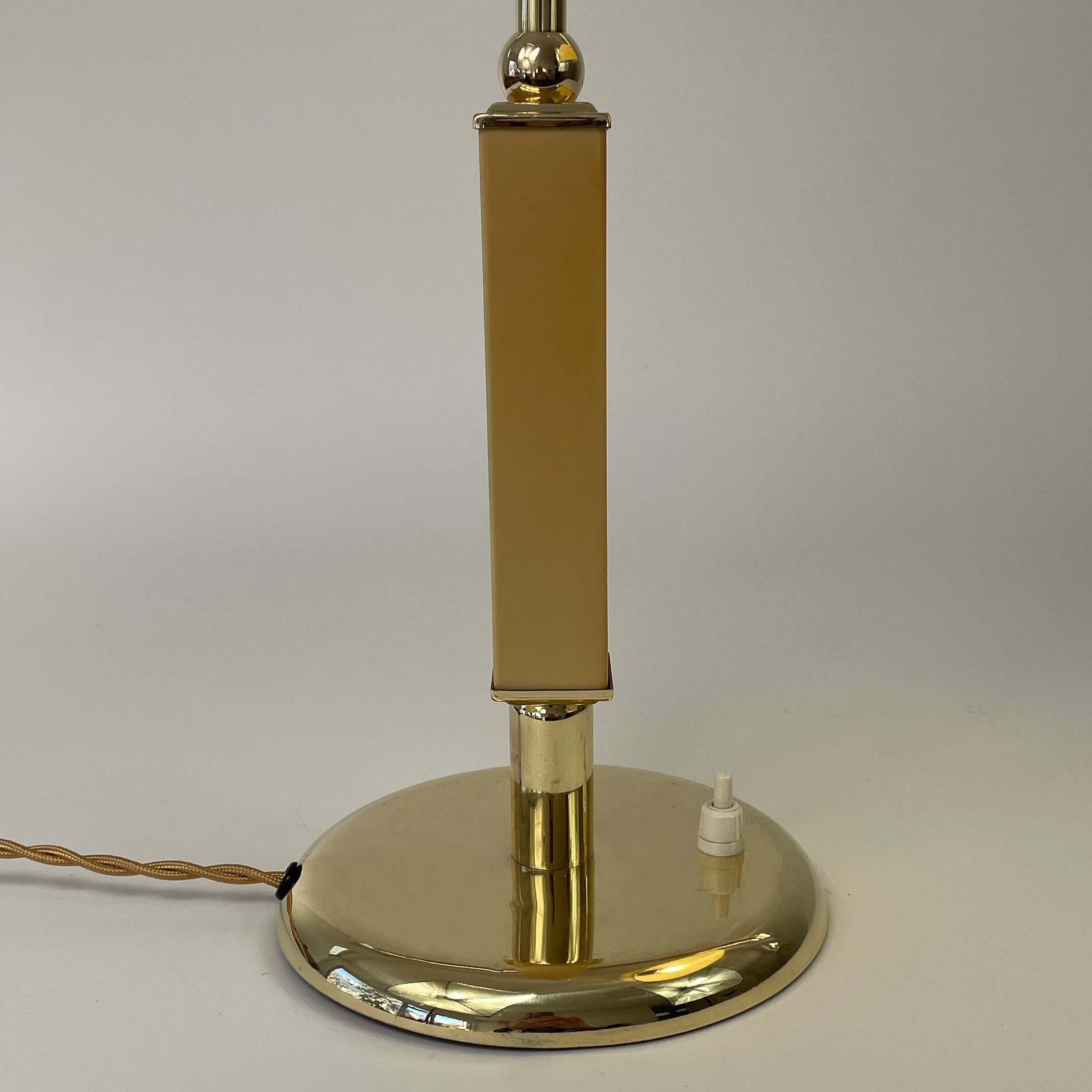 Art-Déco-Tischlampe aus Bakelit und Messing, Deutschland 1930er Jahre im Angebot 2
