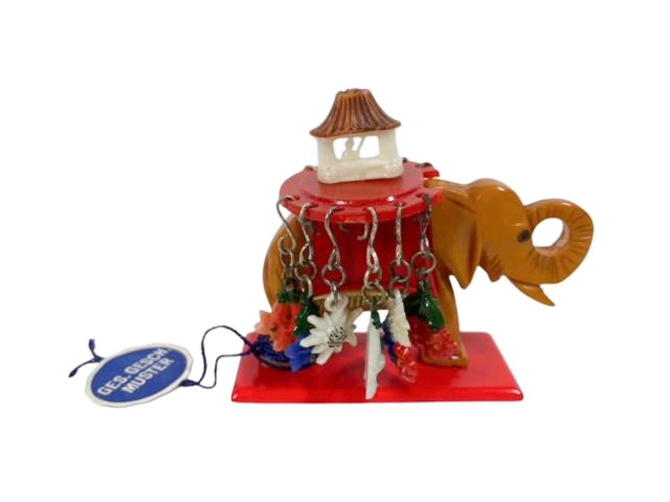 Elefante Caparazado de Baquelita Art Decó con Marcadores de Bebida Colgando de la Silla de Montar siglo XX en venta