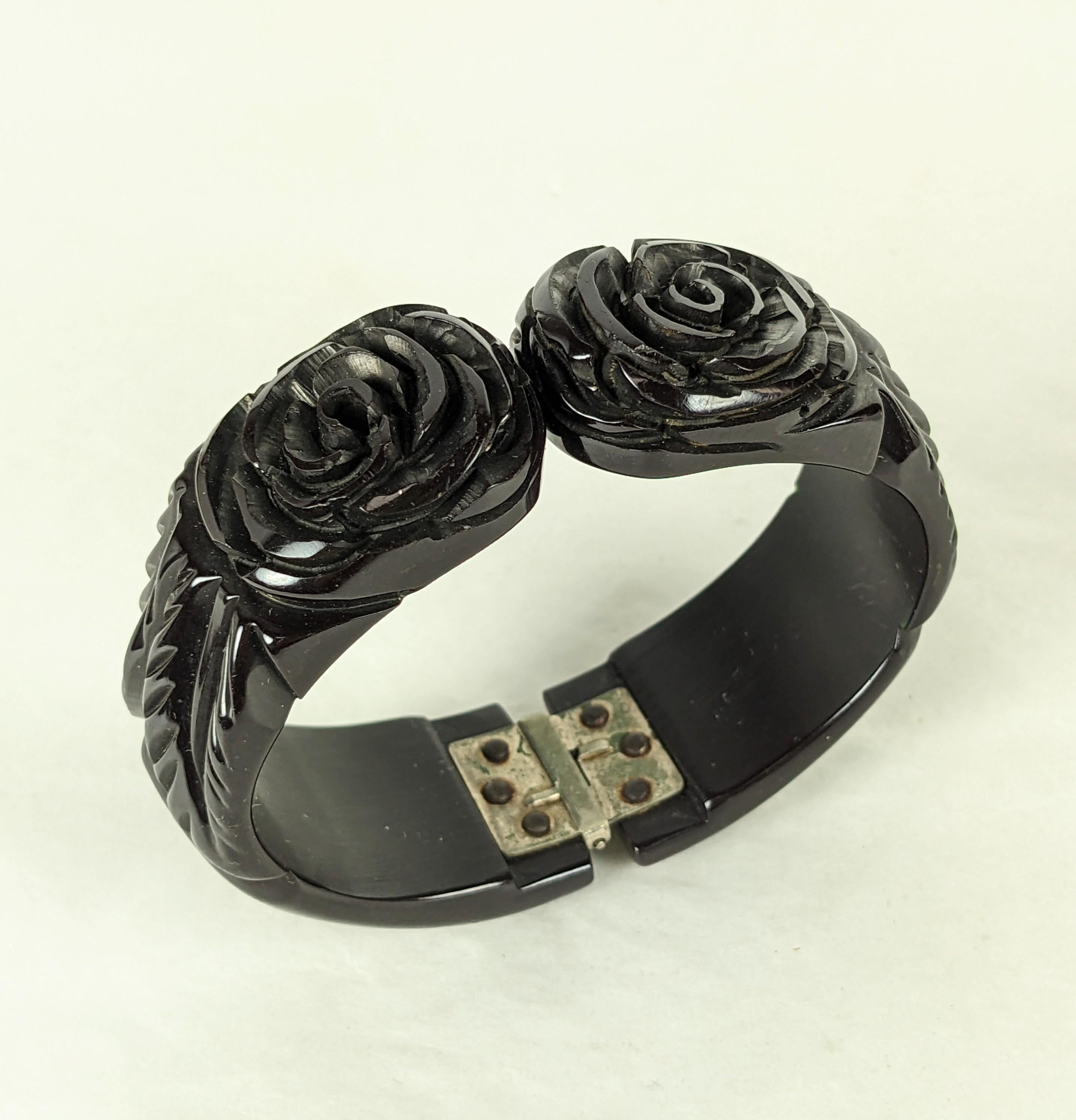 Art-Déco-Armband aus Bakelit mit geschnitztem Rosenverschluss (Art déco) im Angebot