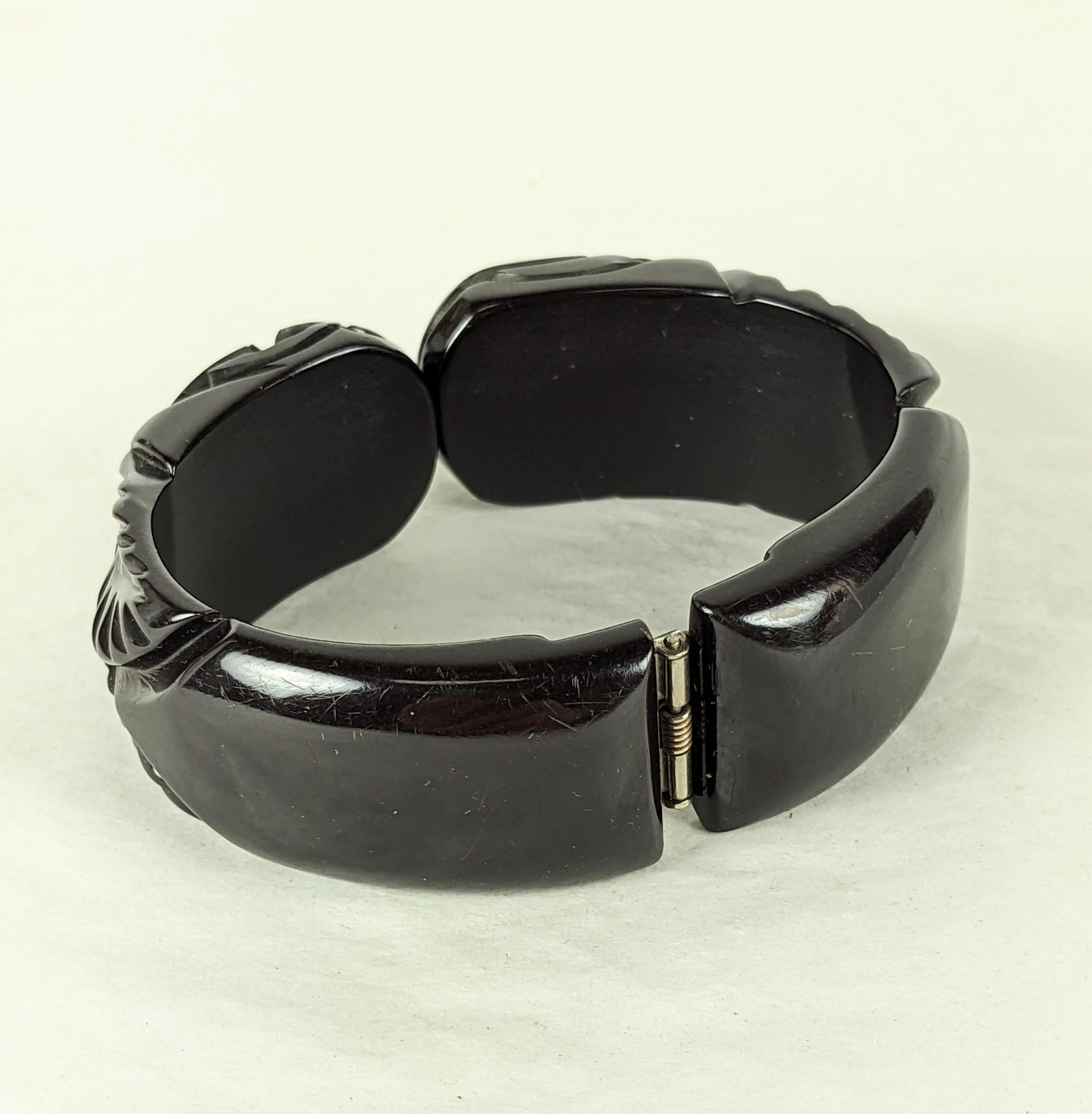 Art-Déco-Armband aus Bakelit mit geschnitztem Rosenverschluss im Zustand „Hervorragend“ im Angebot in New York, NY