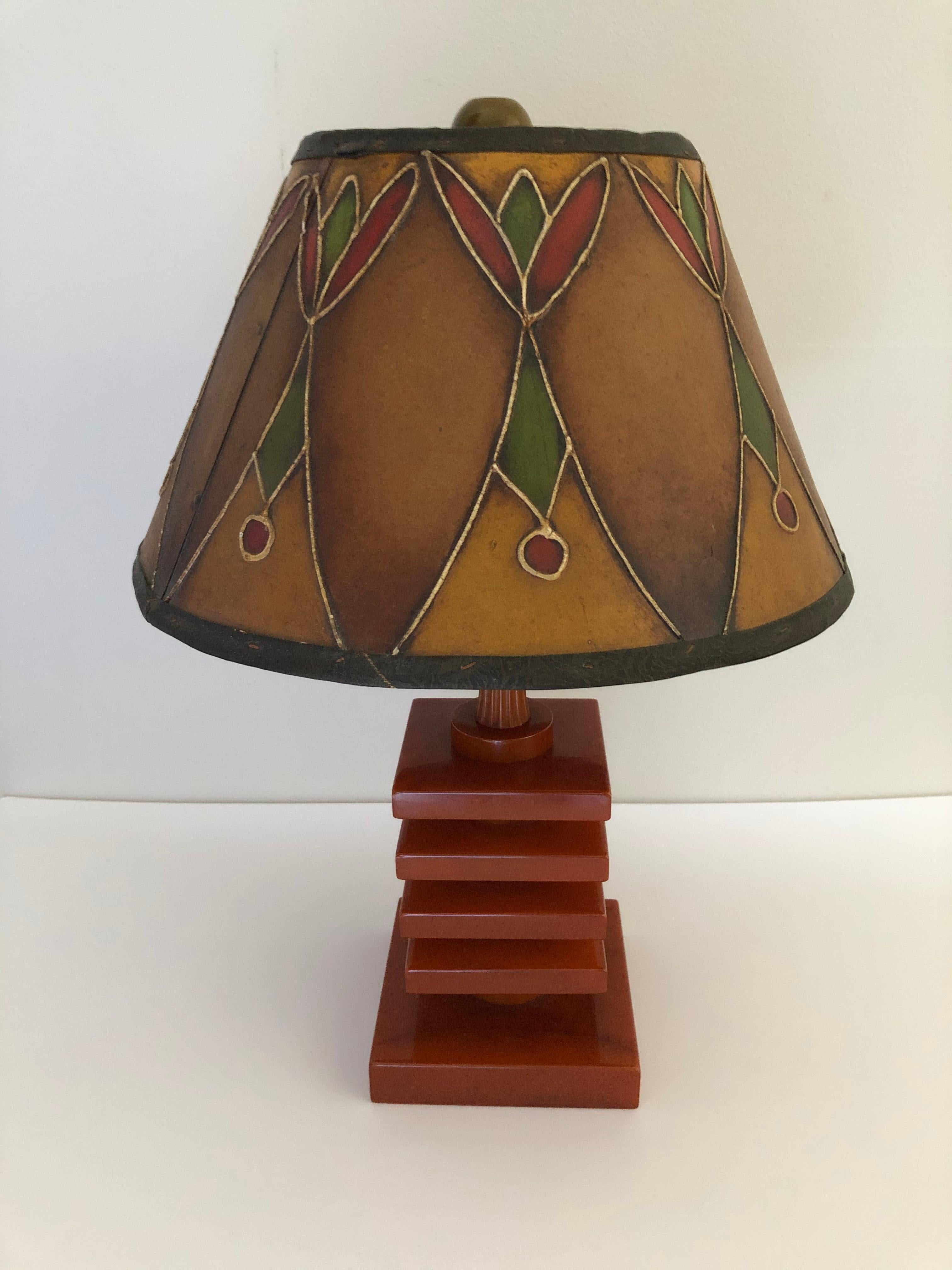 Lampe Catalin Art Déco en bakélite, accompagnée d'un abat-jour original Art Déco à motif organique décoré à la main, en parfait état de fonctionnement, dans une collection privée depuis 40 ans. Les dimensions de l'abat-jour sont de 12