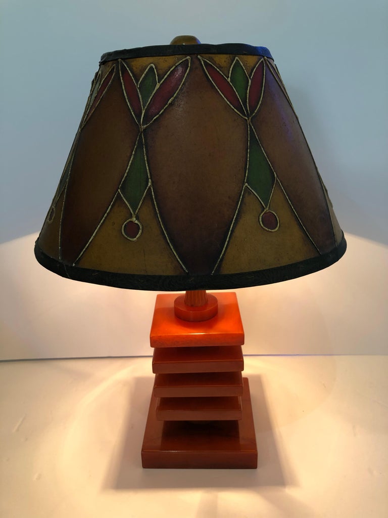 Art Deco Lampe aus Bakelit / Catalin und handdekoriertem Schirm im Angebot  bei 1stDibs