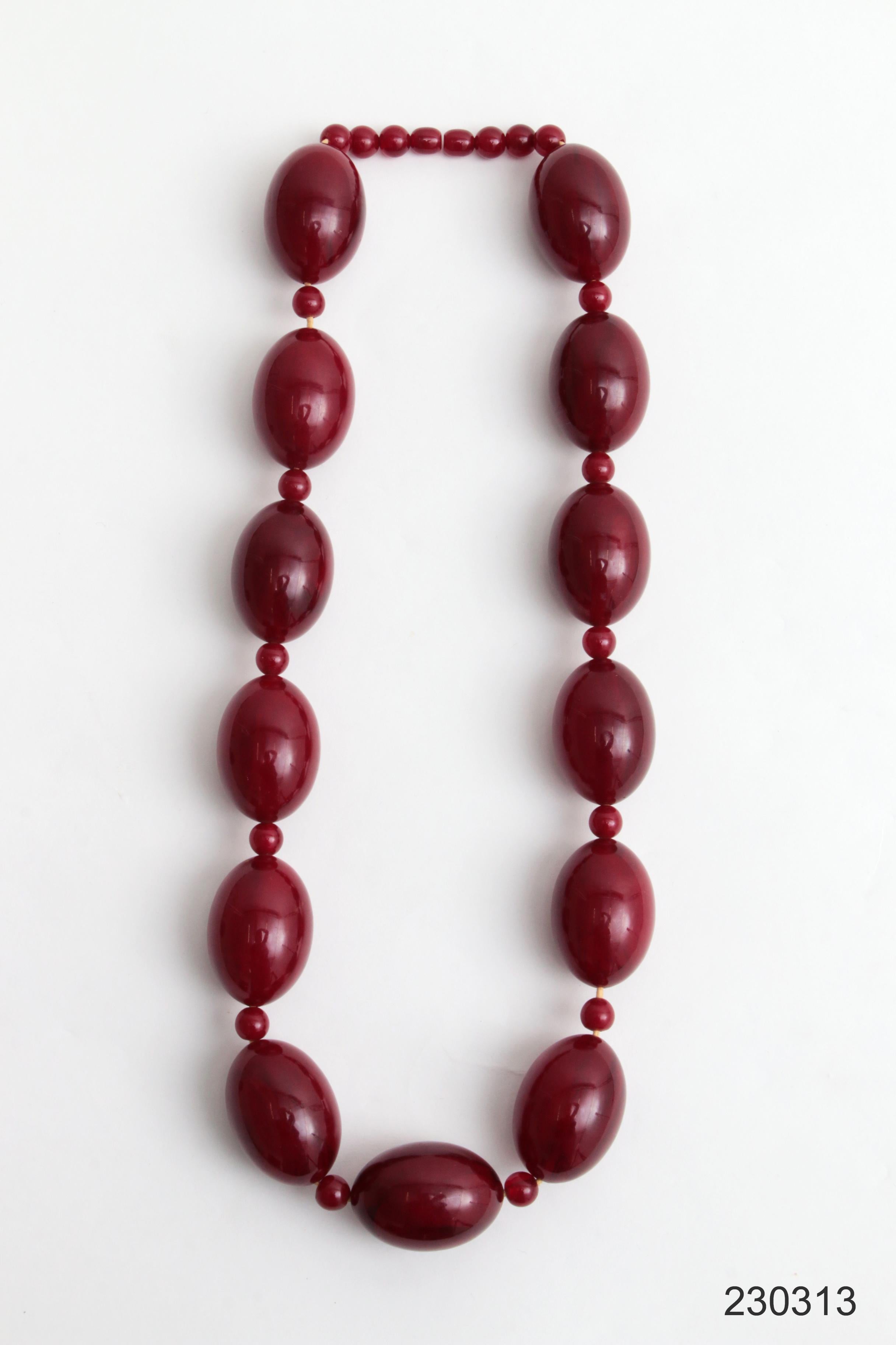 Art Deco Bakelite Cherry Amber Beaded Necklace, 1930 For Sale 5