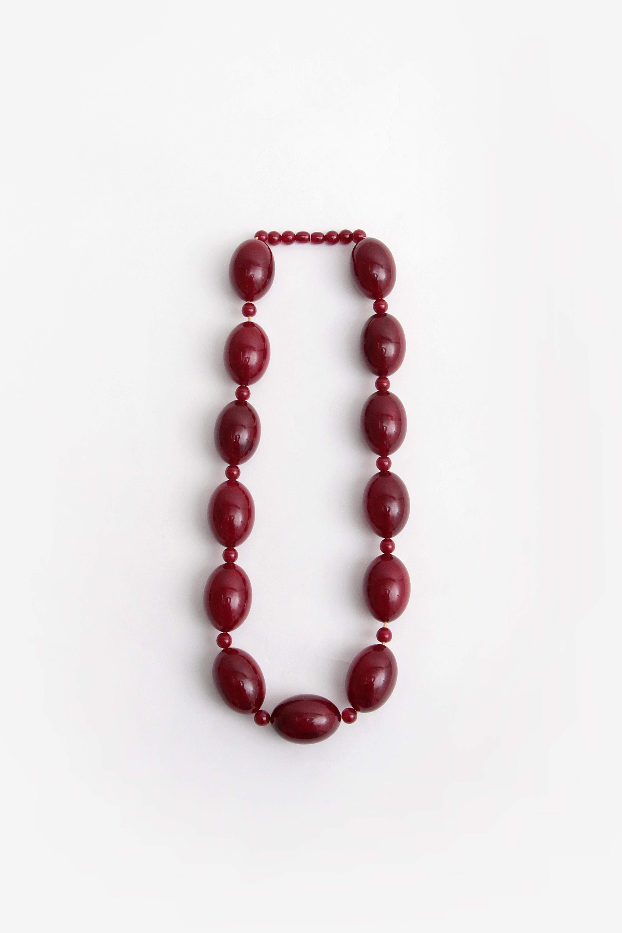 Beautiful old bakelite cherry bead necklace.

This is an exceptionally large model with beautiful thick beads.

The color is dark red, there is no clasp on this necklace.

This necklace has 13 large beads and a number of small beads.

Chain