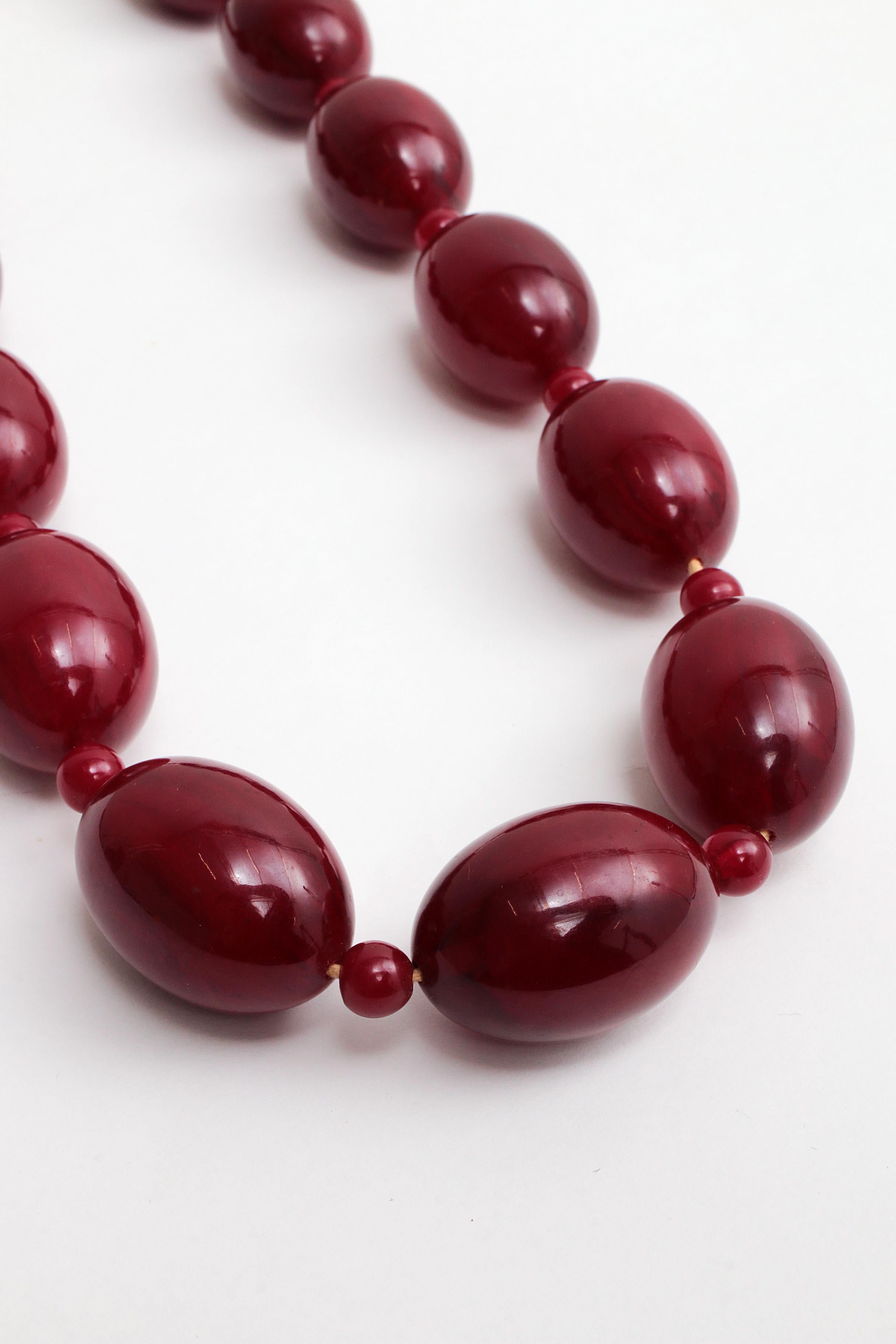 Art Deco Bakelite Cherry Amber Beaded Necklace, 1930 In Good Condition For Sale In Oostrum-Venray, NL