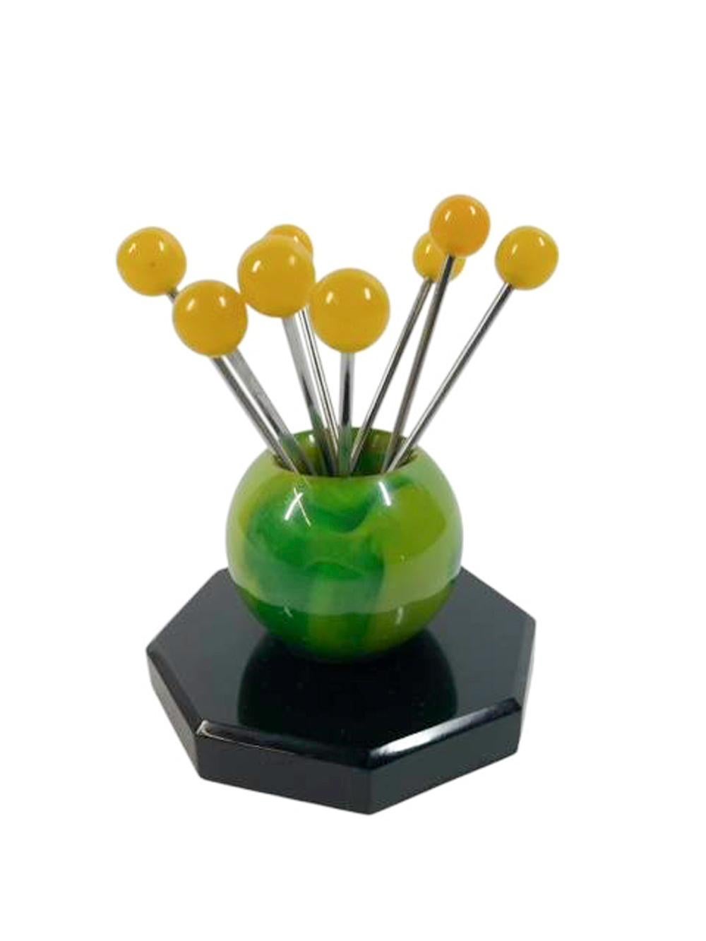 Art déco Ensemble de pichets de cocktail Art Déco tourbillonnants verts/jaunes avec 8 pichets jaunes en vente
