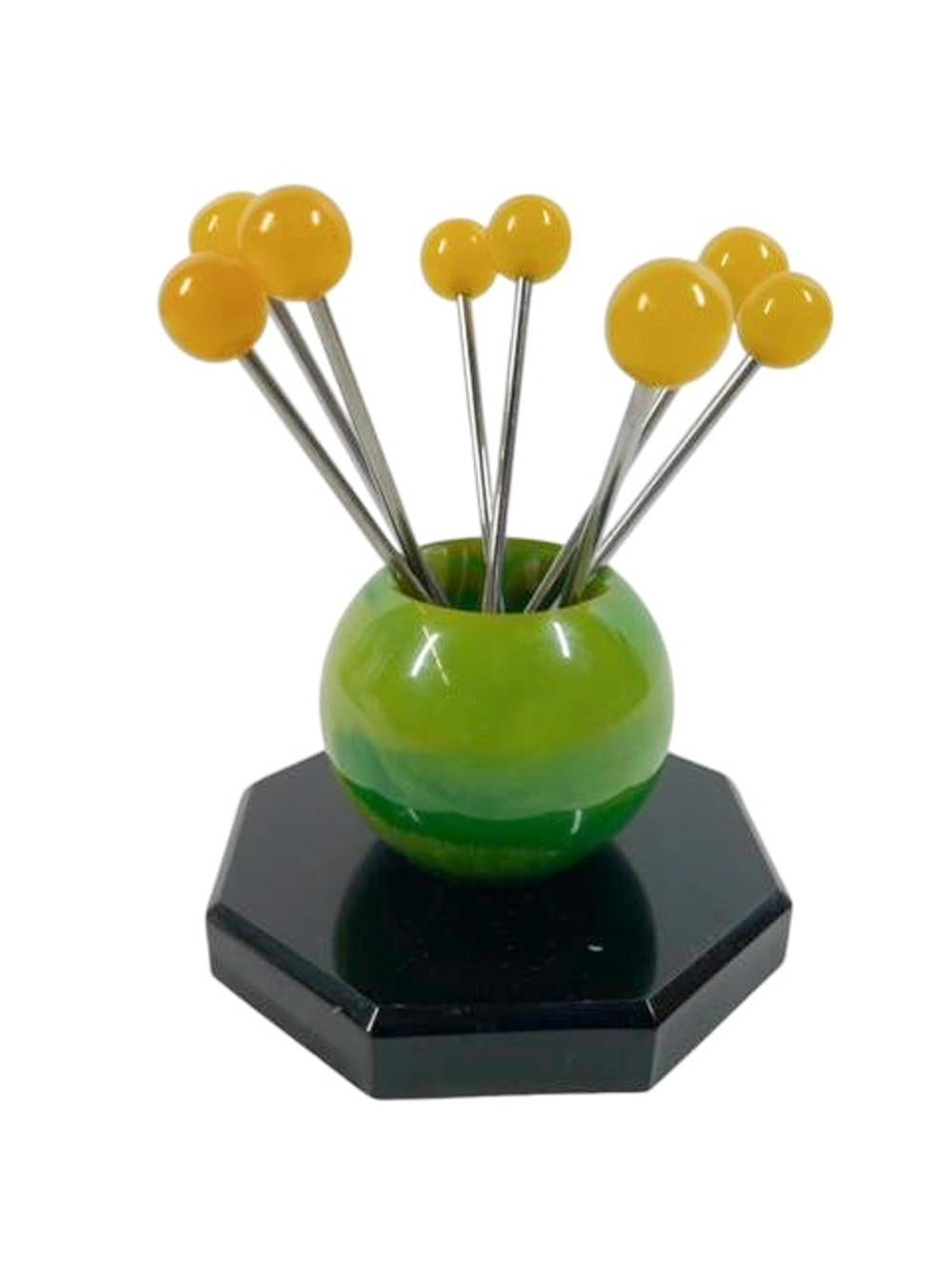 Français Ensemble de pichets de cocktail Art Déco tourbillonnants verts/jaunes avec 8 pichets jaunes en vente